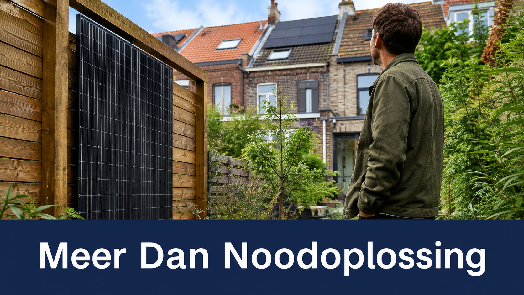 Een man kijkt naar een verticaal geplaatst zonnepaneel in een sfeervolle achtertuin bij een rijtjeshuis.