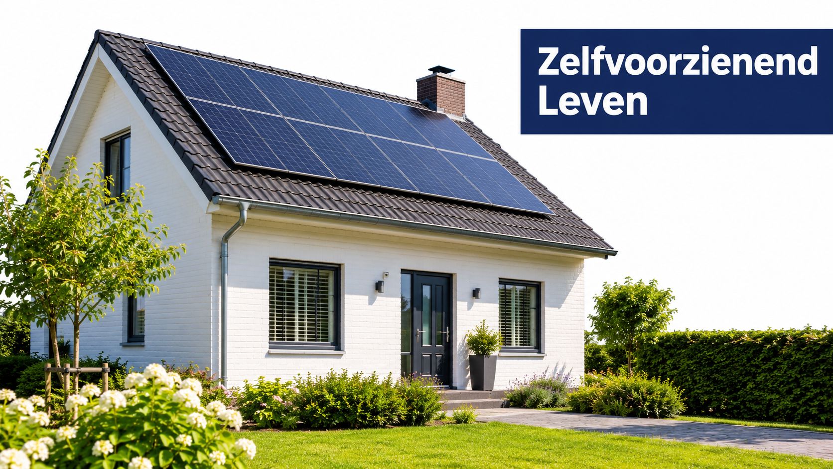 Een wit woonhuis met een pannendak vol zonnepanelen in een groene tuin op een zonnige dag.