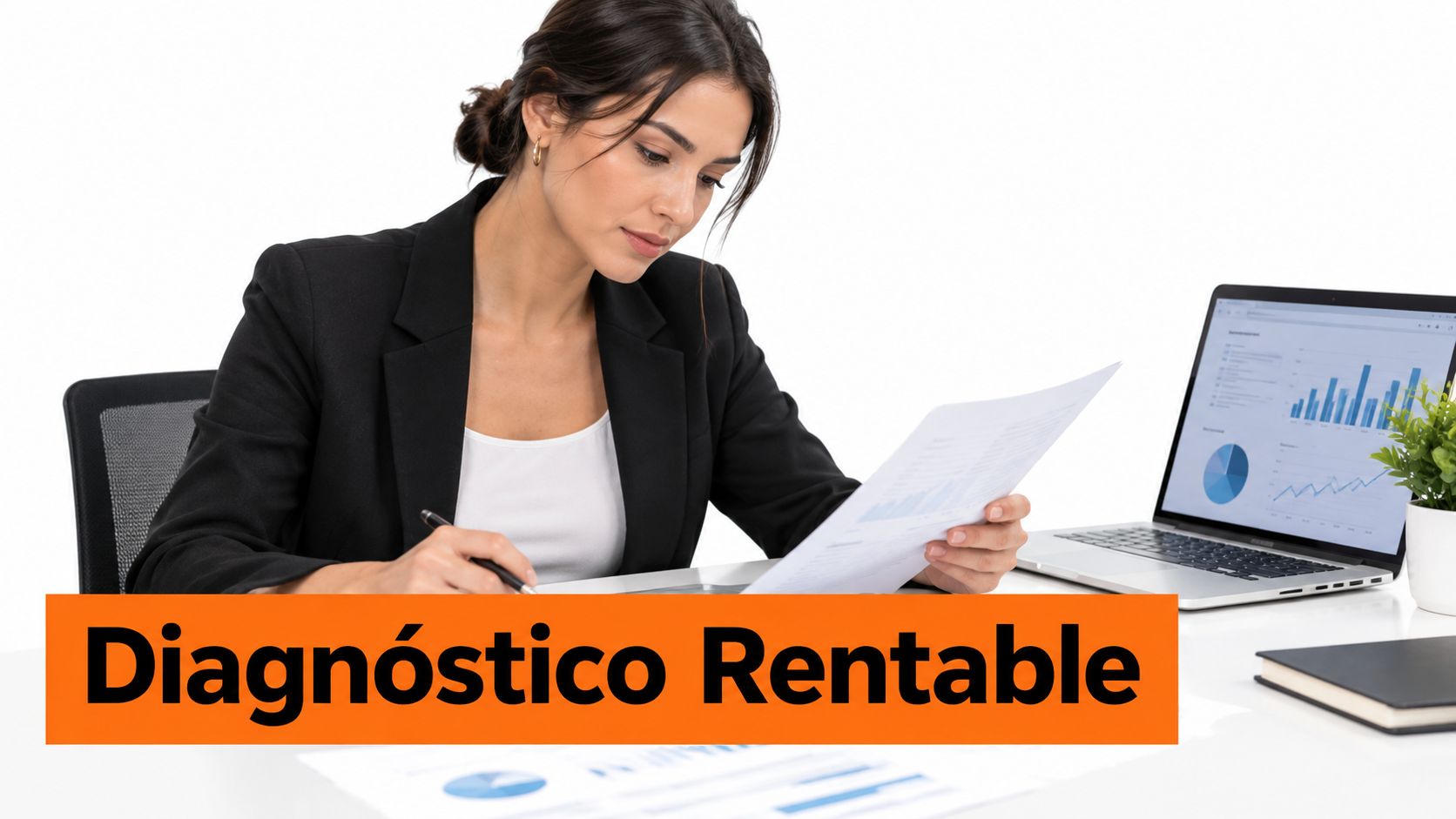 Una mujer de negocios analizando documentos financieros frente a una computadora portátil en su oficina moderna.
