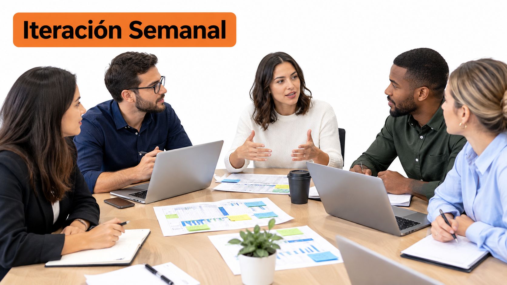 Un grupo diverso de profesionales colaborando y discutiendo estrategias durante una reunión de equipo en la oficina.