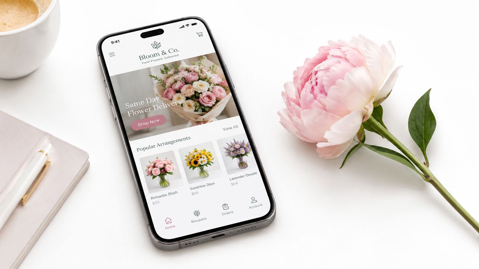 En smartphone der viser Bloom & Co. mobilappen til online bestilling af friske blomster med levering samme dag.