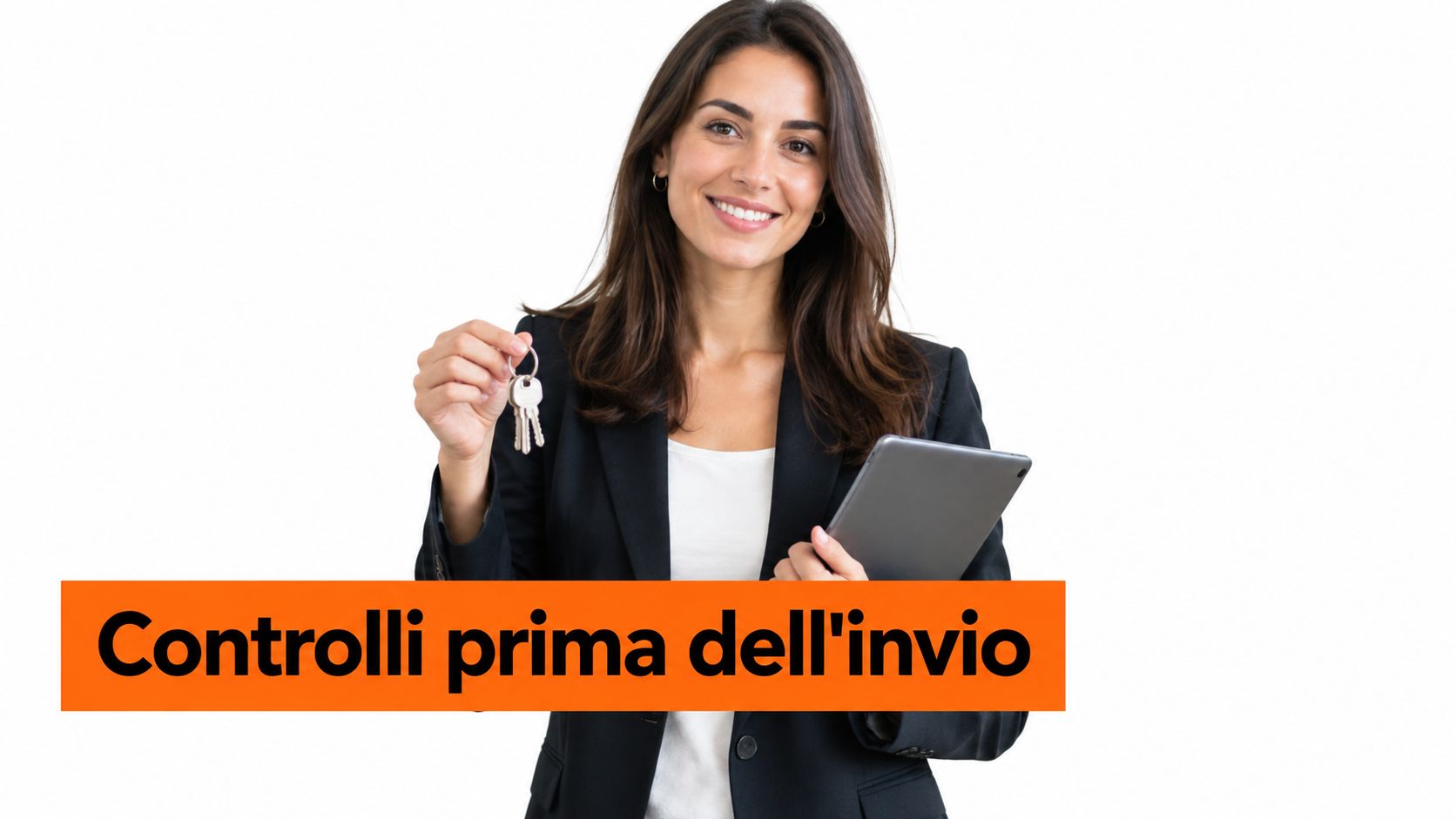 Una donna in giacca nera tiene delle chiavi in mano e un tablet, pronta per accogliere gli ospiti.