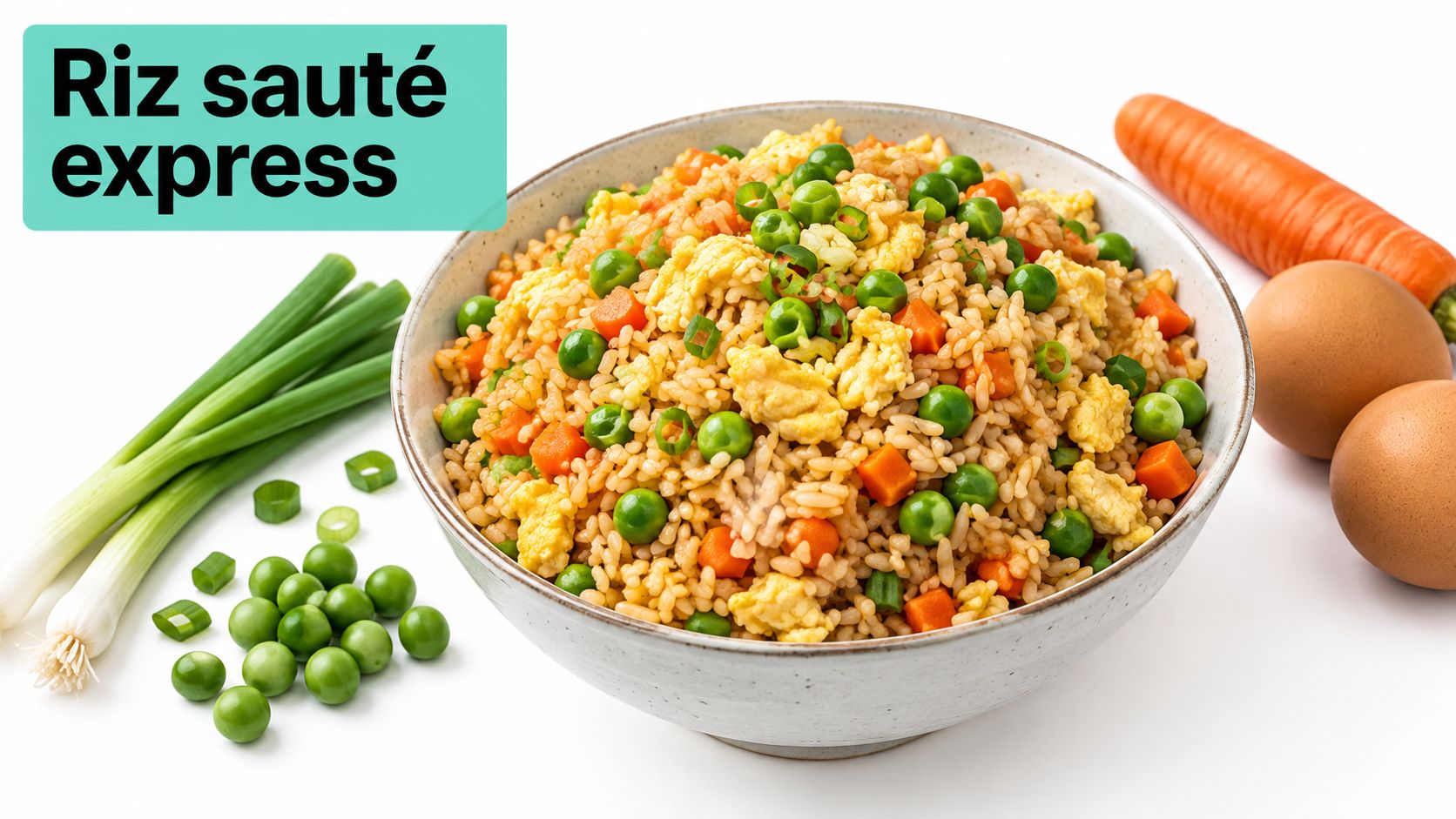 Un bol de riz sauté express avec des petits pois, des carottes et des œufs, sur fond blanc.