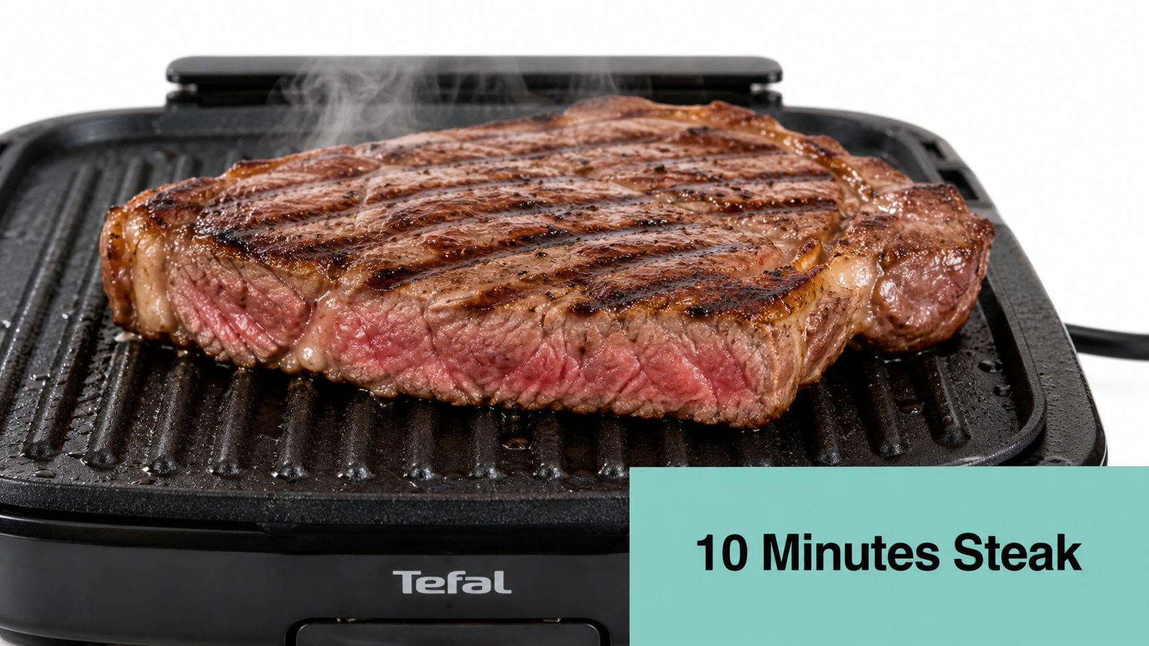 Un steak juteux cuit à la perfection sur un barbecue électrique Tefal noir avec de la fumée