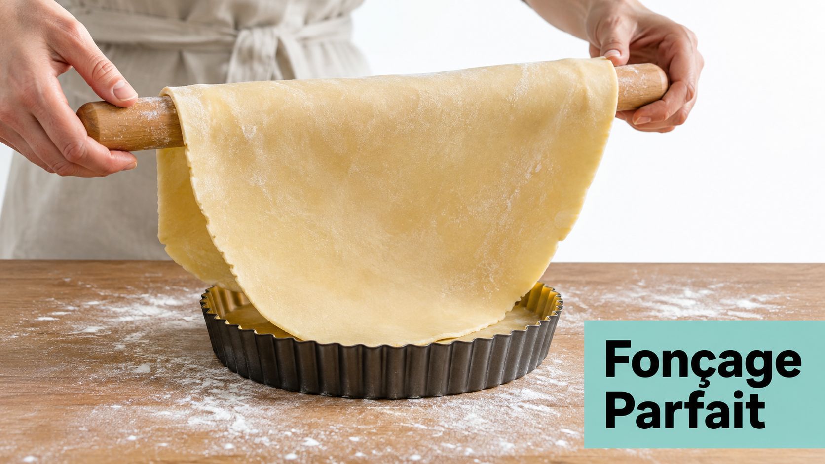Une personne utilisant un rouleau à pâtisserie pour déposer délicatement une pâte feuilletée dans un moule à tarte.