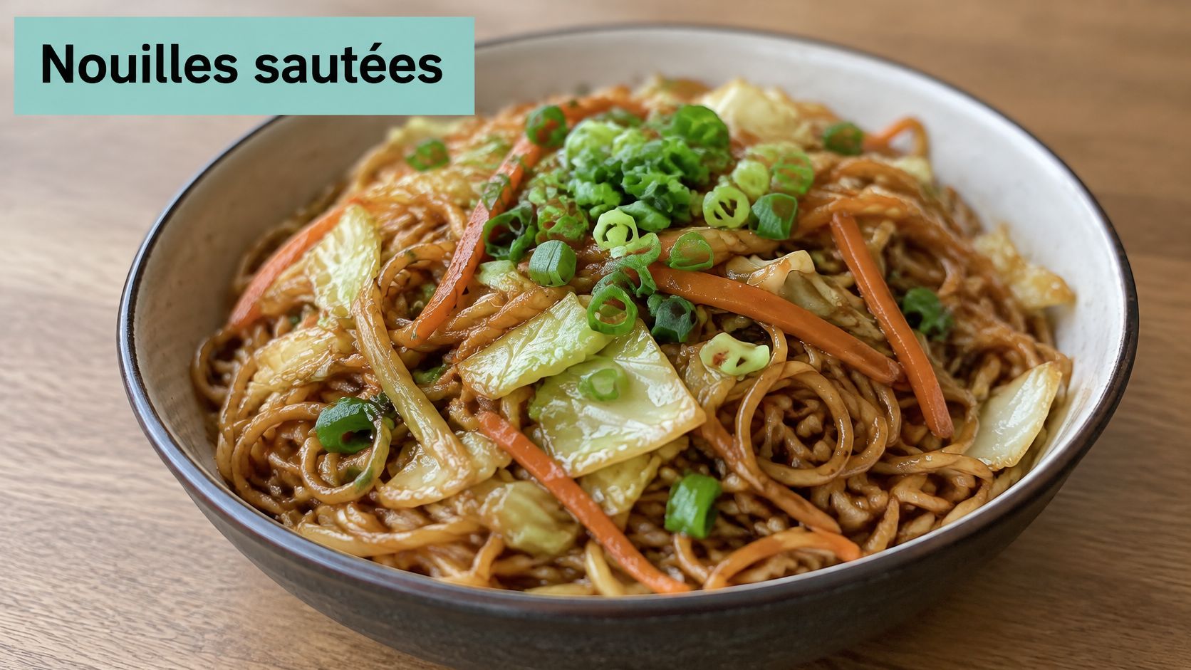 Un bol de nouilles sautées savoureuses avec des légumes croquants, servies chaudement sur une table en bois.