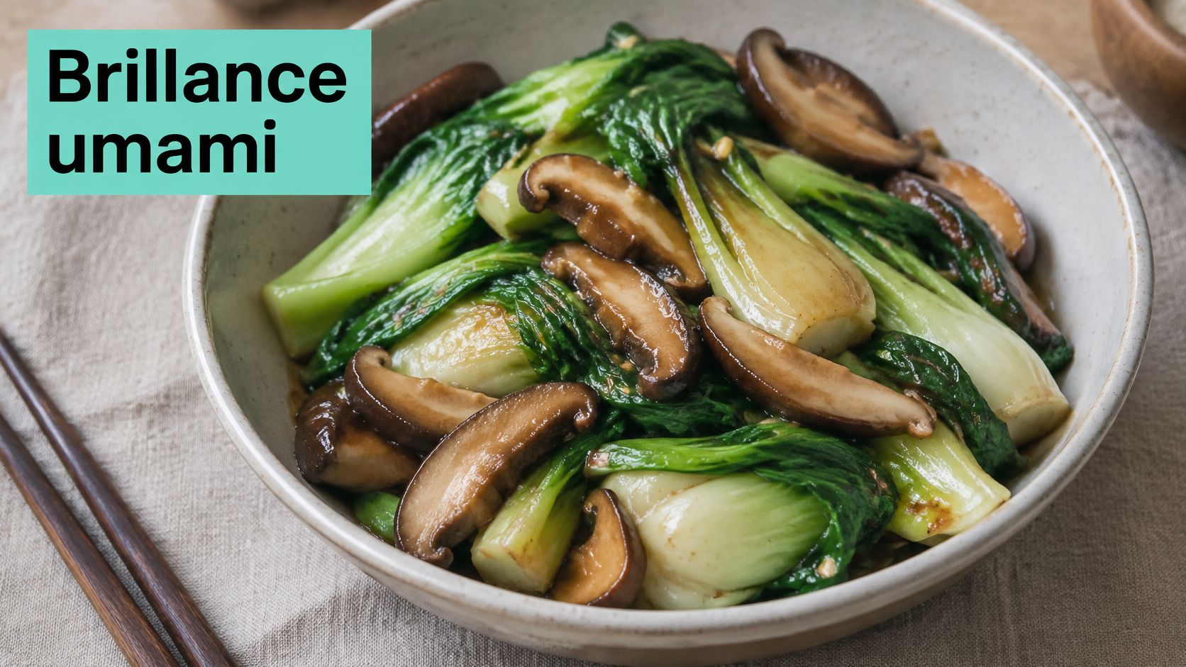 Un bol de bok choy sauté avec des champignons shiitake pour une cuisine asiatique savoureuse et saine.