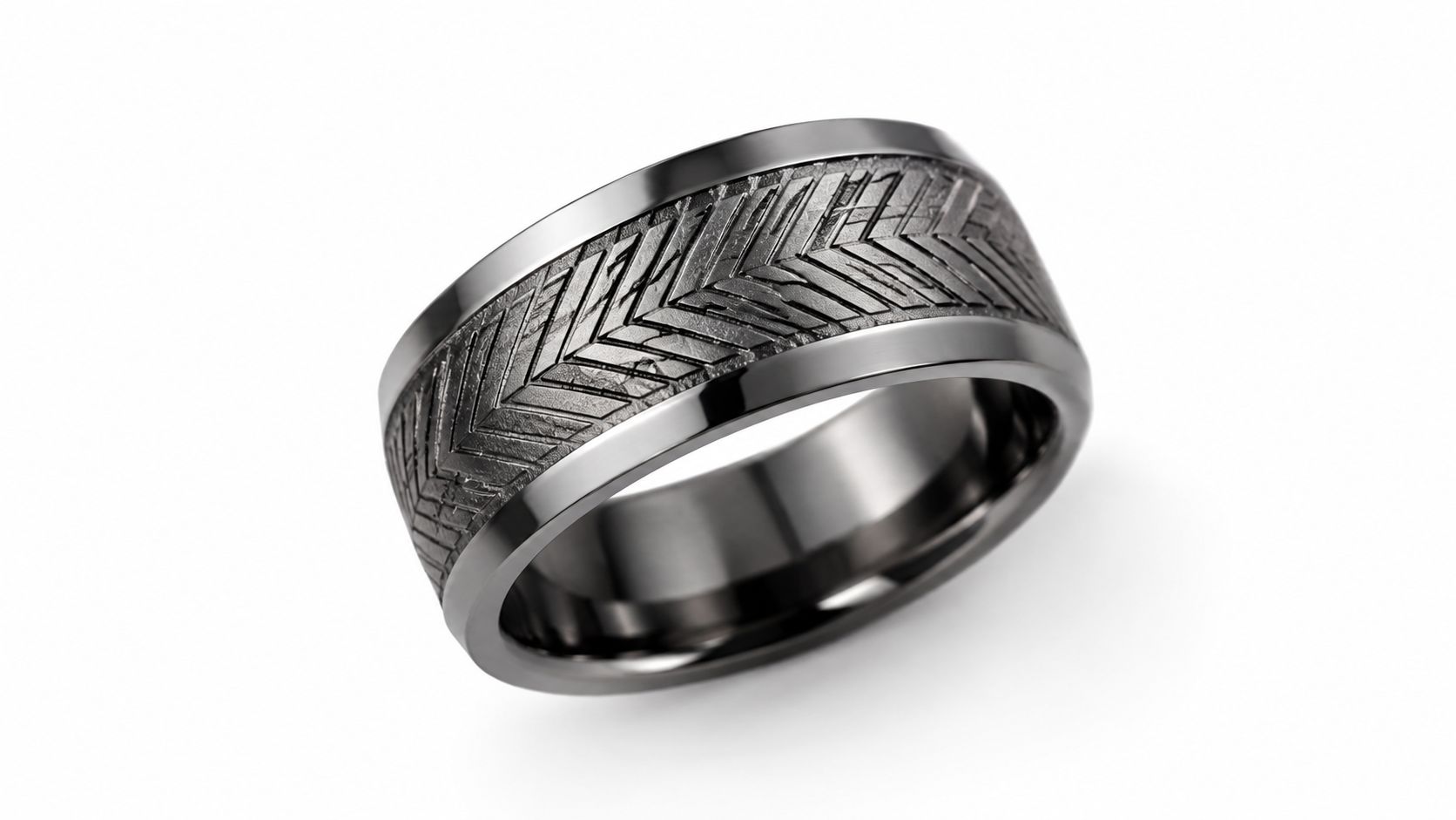 Une élégante alliance noire pour homme, ornée d'un motif d'arête de poisson distinctif gravé sur une surface métallique sombre et brillante.