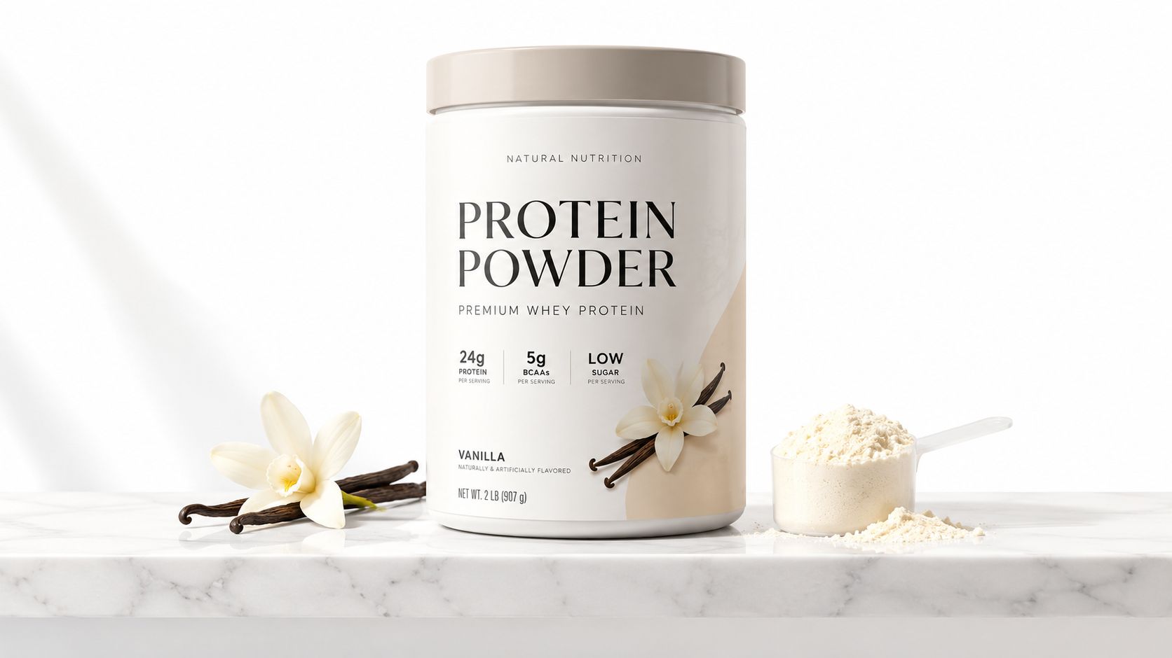 Eine Dose Vanille-Protein-Pulver mit einem Messl&ouml;ffel, Vanillebl&uuml;ten und Vanilleschoten auf einer wei&szlig;en Marmoroberfl&auml;che platziert.