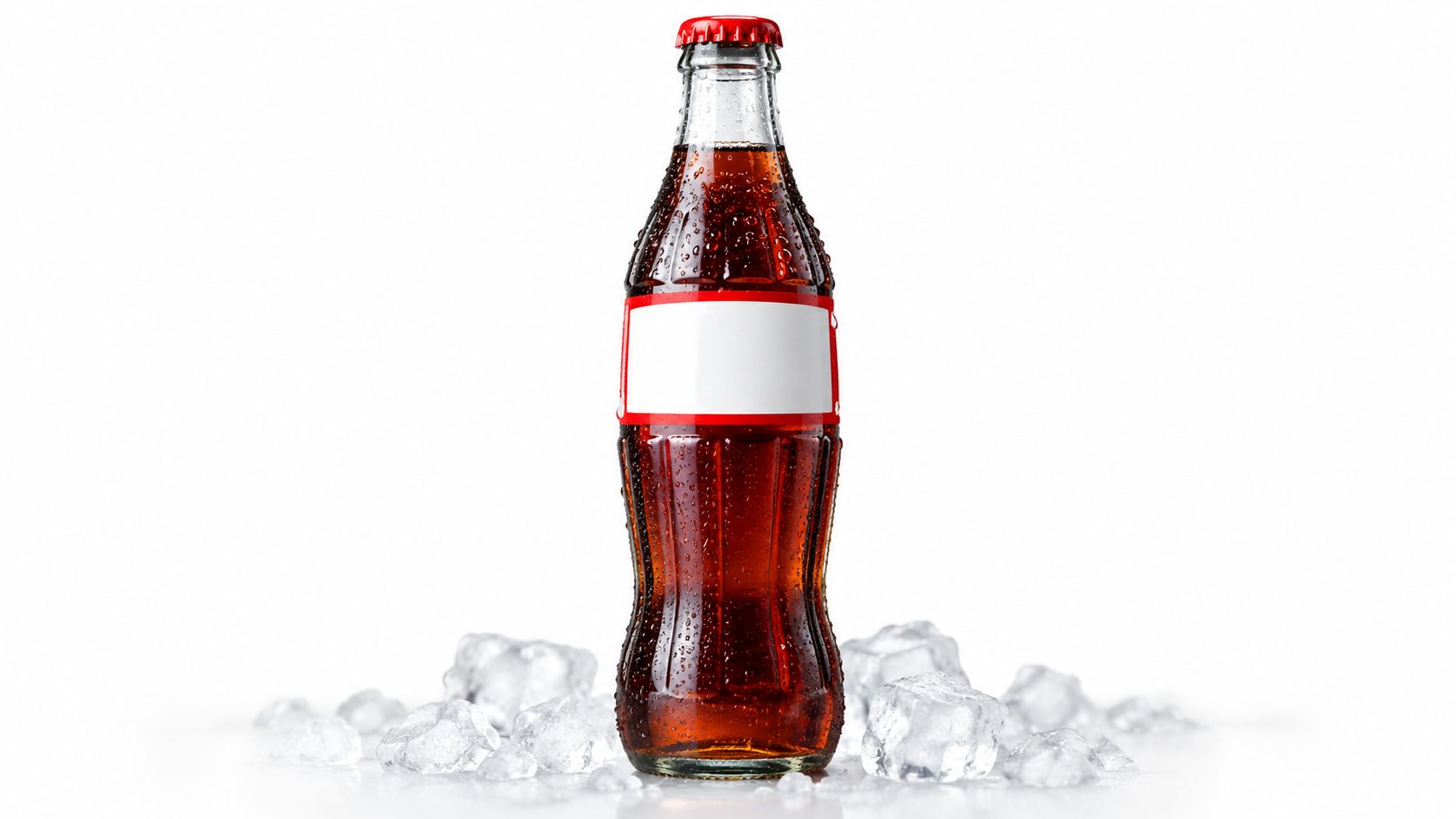 Eine kalte Glasflasche mit dunklem Getränk, umgeben von Eiswürfeln vor einem rein weißen Hintergrund.