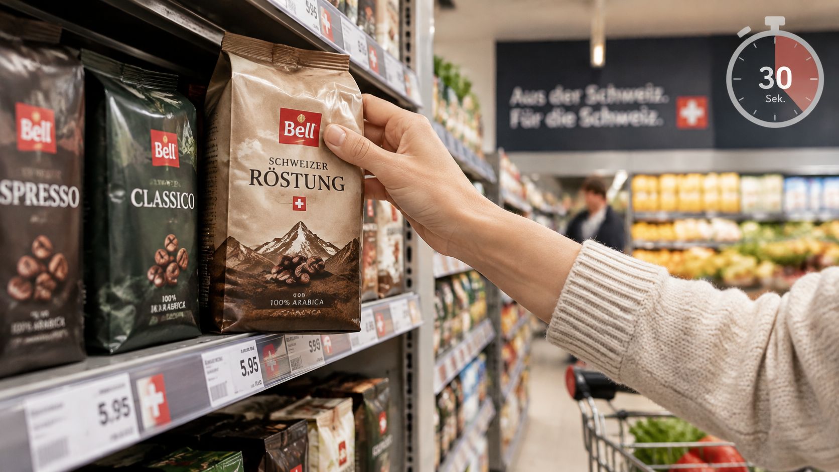 Eine Hand greift nach einer Packung Bell Kaffee in einem Schweizer Supermarktregal mit sichtbaren Preisschildern.
