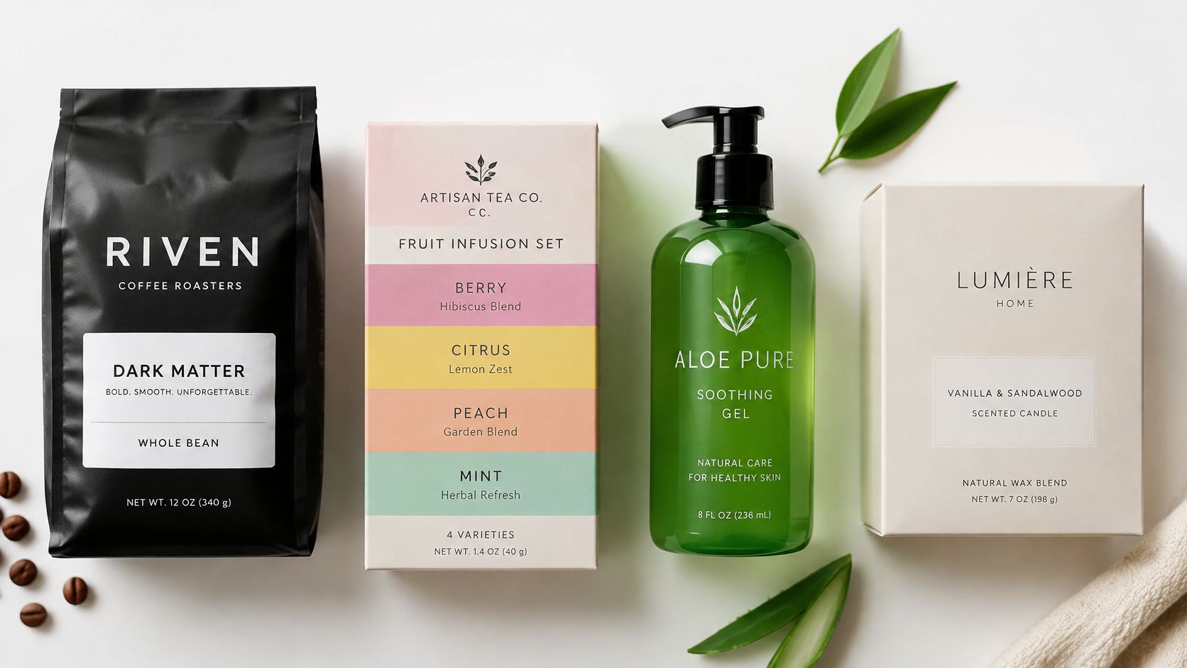Verschiedene Lifestyle-Produkte wie Kaffee, Tee, Aloe-Gel und eine Duftkerze flach auf weißem Hintergrund angeordnet.