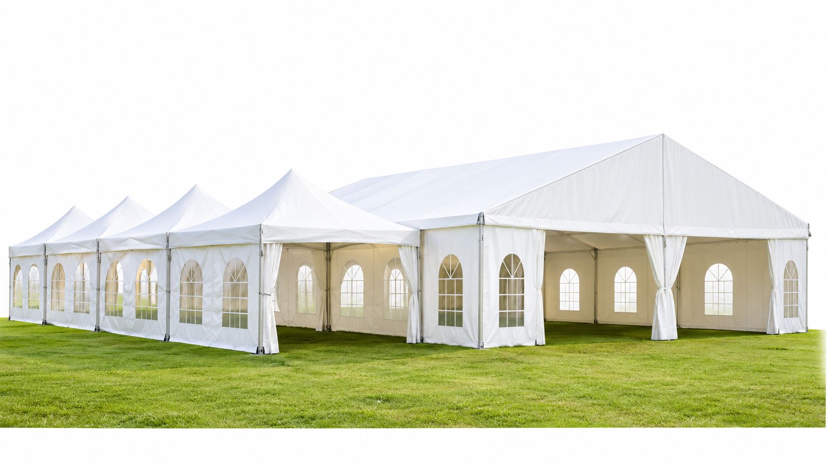 Una carpa blanca grande y elegante instalada sobre un césped verde para celebrar eventos al aire libre.