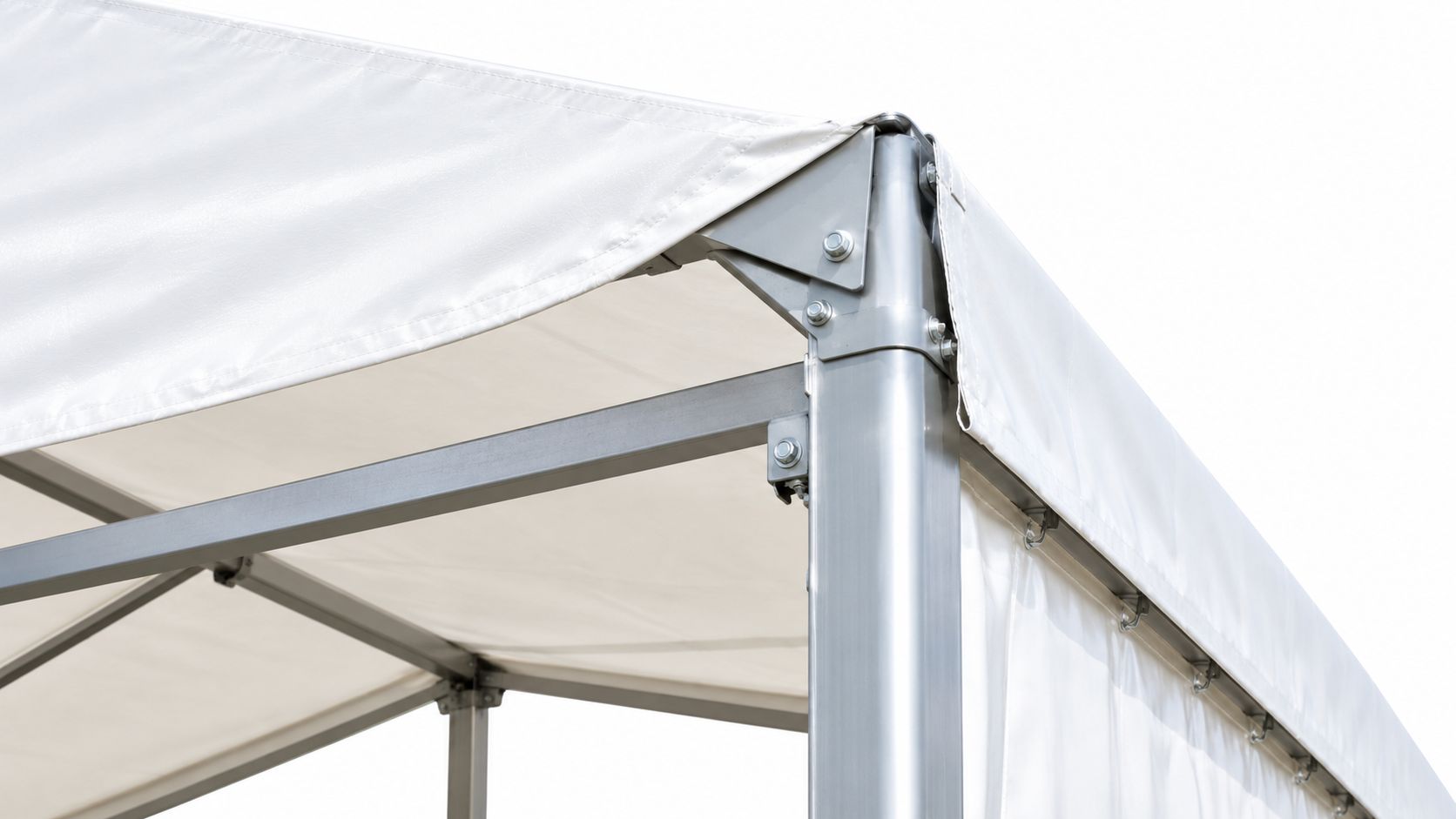 Estructura metálica resistente de una carpa blanca para eventos en exteriores sobre un fondo blanco