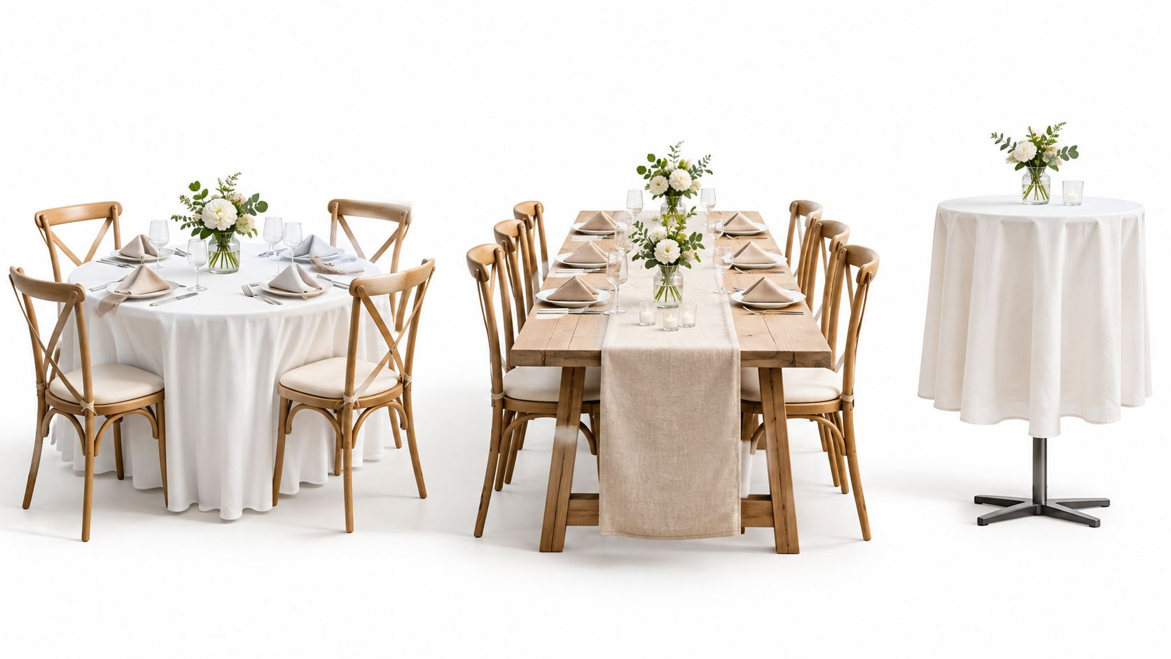 Mesas de eventos elegantemente preparadas con mantelería fina, centros de mesa florales y sillas de madera cruzadas.