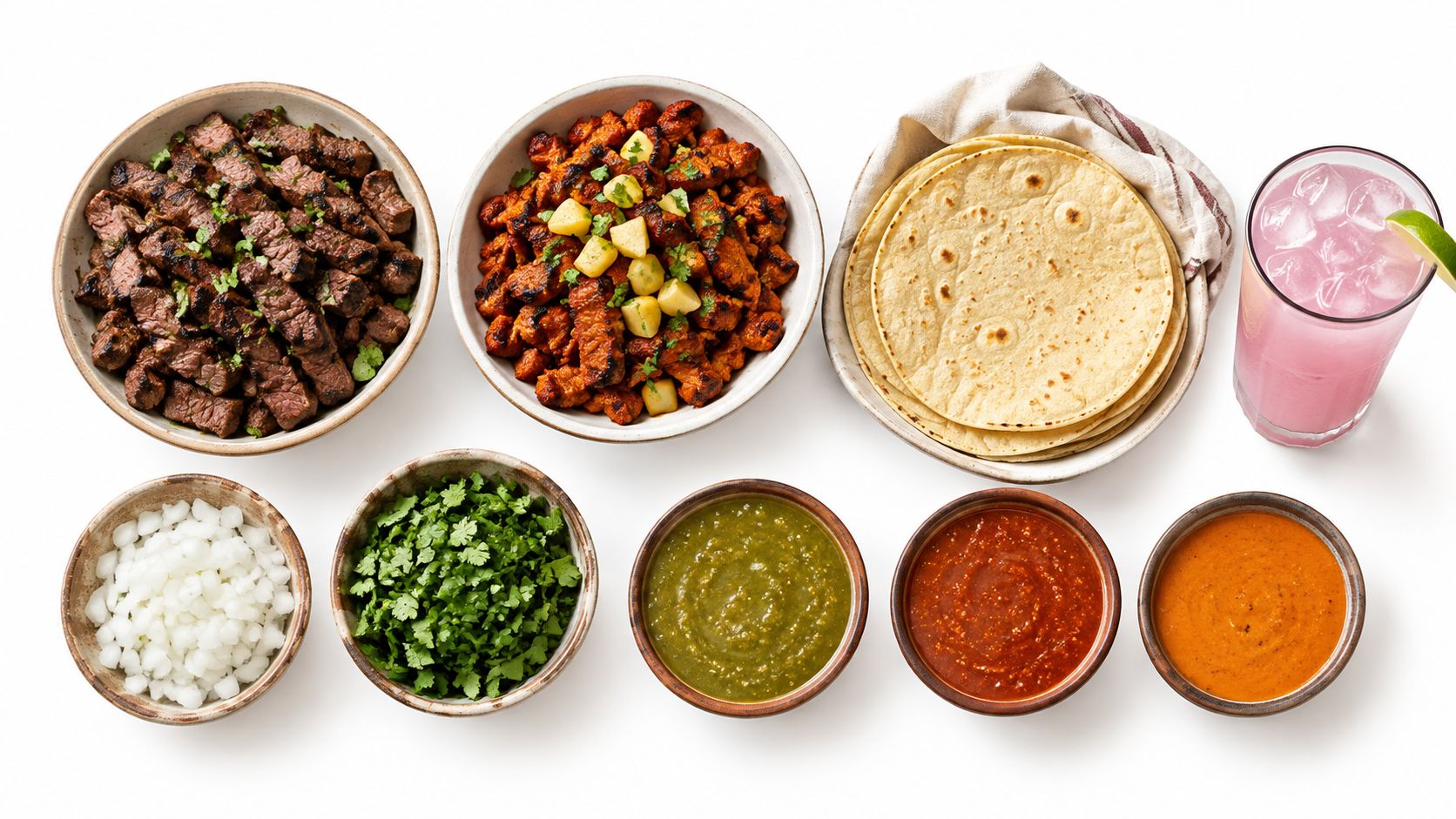 Una vista aérea de un festín mexicano con carne asada, tacos al pastor, tortillas y diversas salsas.
