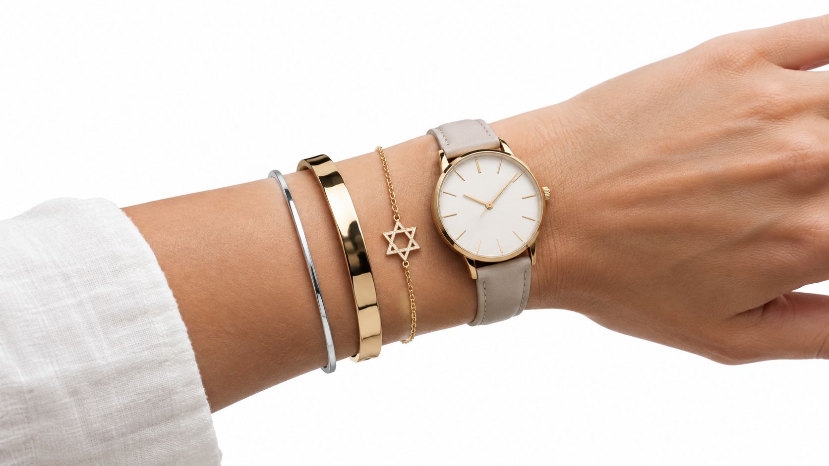 יד של אישה עונדת שעון אלגנטי עם רצועת עור בצבע בז' ושלושה צמידים מעוצבים ויוקרתיים על פרק היד