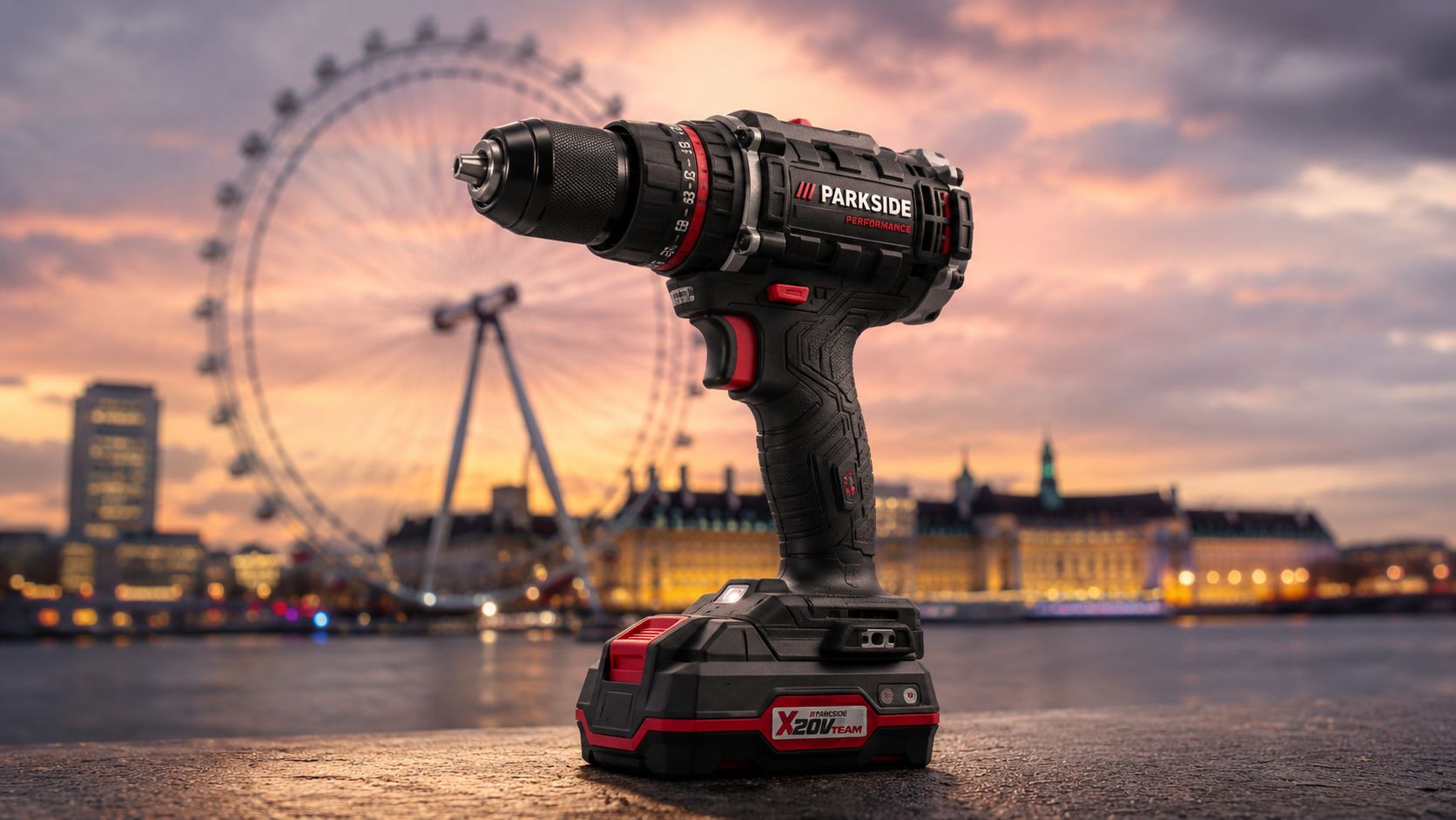Trapano avvitatore senza fili Parkside Performance posizionato davanti alla ruota panoramica di Londra al tramonto.
