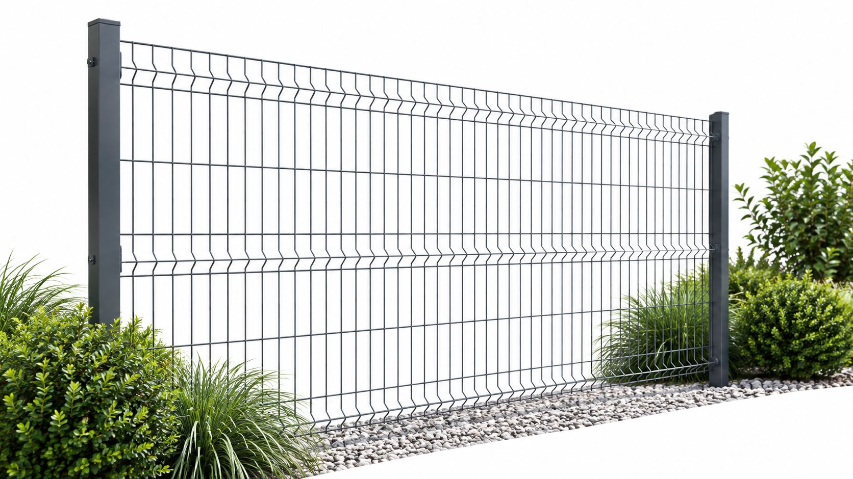 Recinzione a pannelli rigidi in metallo grigio installata in un giardino con piante verdi e ghiaia decorativa.
