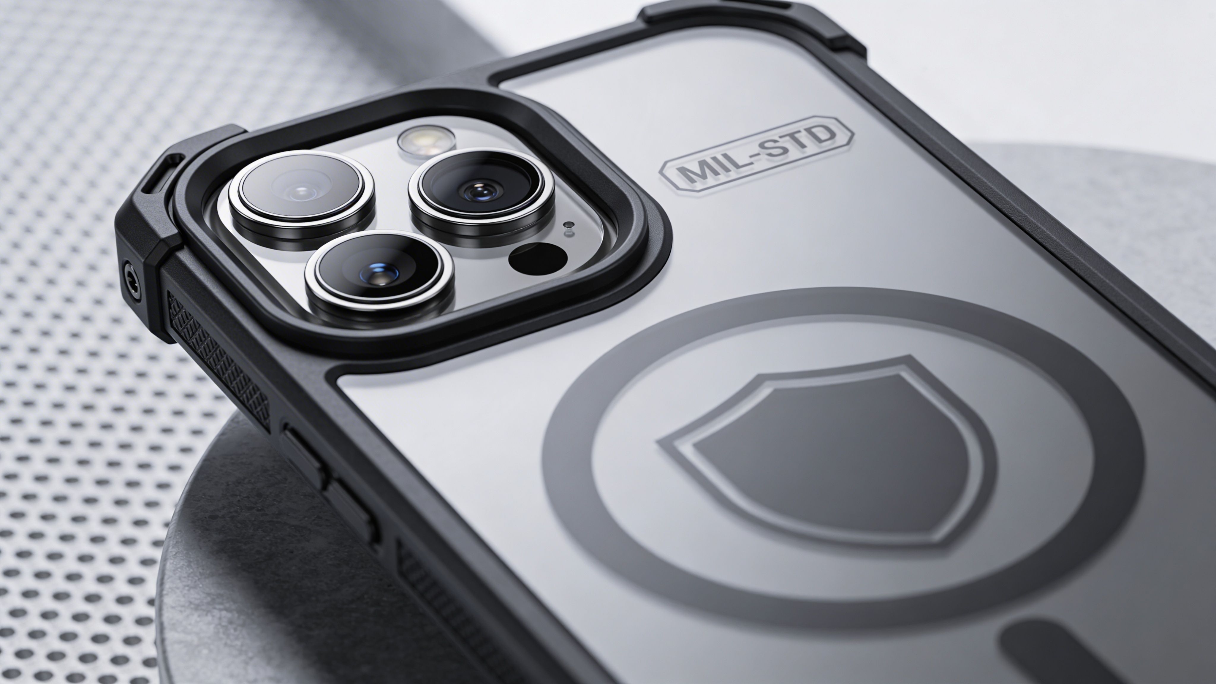 Μια μαύρη ανθεκτική θήκη προστασίας για το iPhone 14 Pro με υποστήριξη MagSafe σε γκρι φόντο.