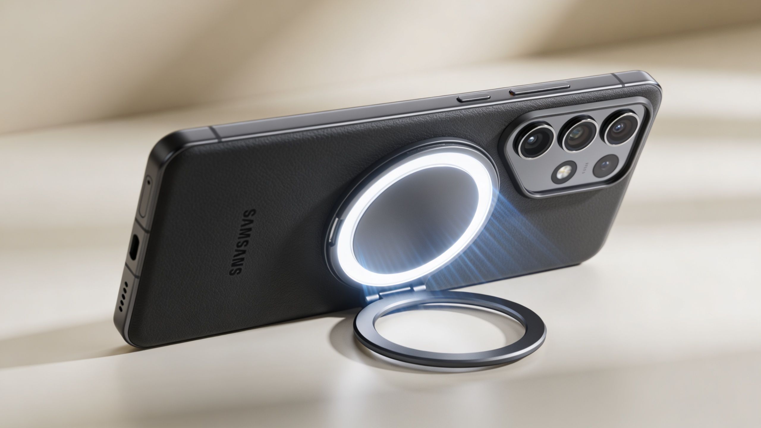 Μια μαύρη θήκη για Samsung S25 Ultra με ενσωματωμένο φωτιζόμενο δαχτυλίδι βάσης σε μια κομψή επιφάνεια.
