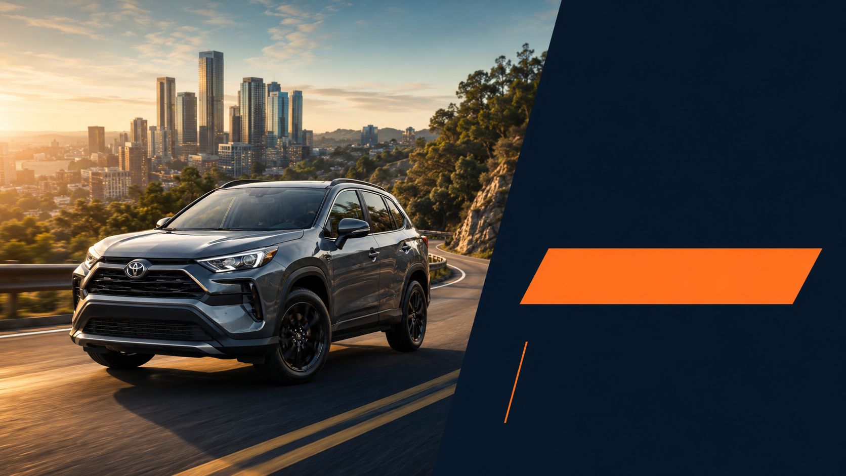 Una camioneta Toyota RAV4 gris circulando por una carretera con una ciudad moderna al fondo al atardecer.