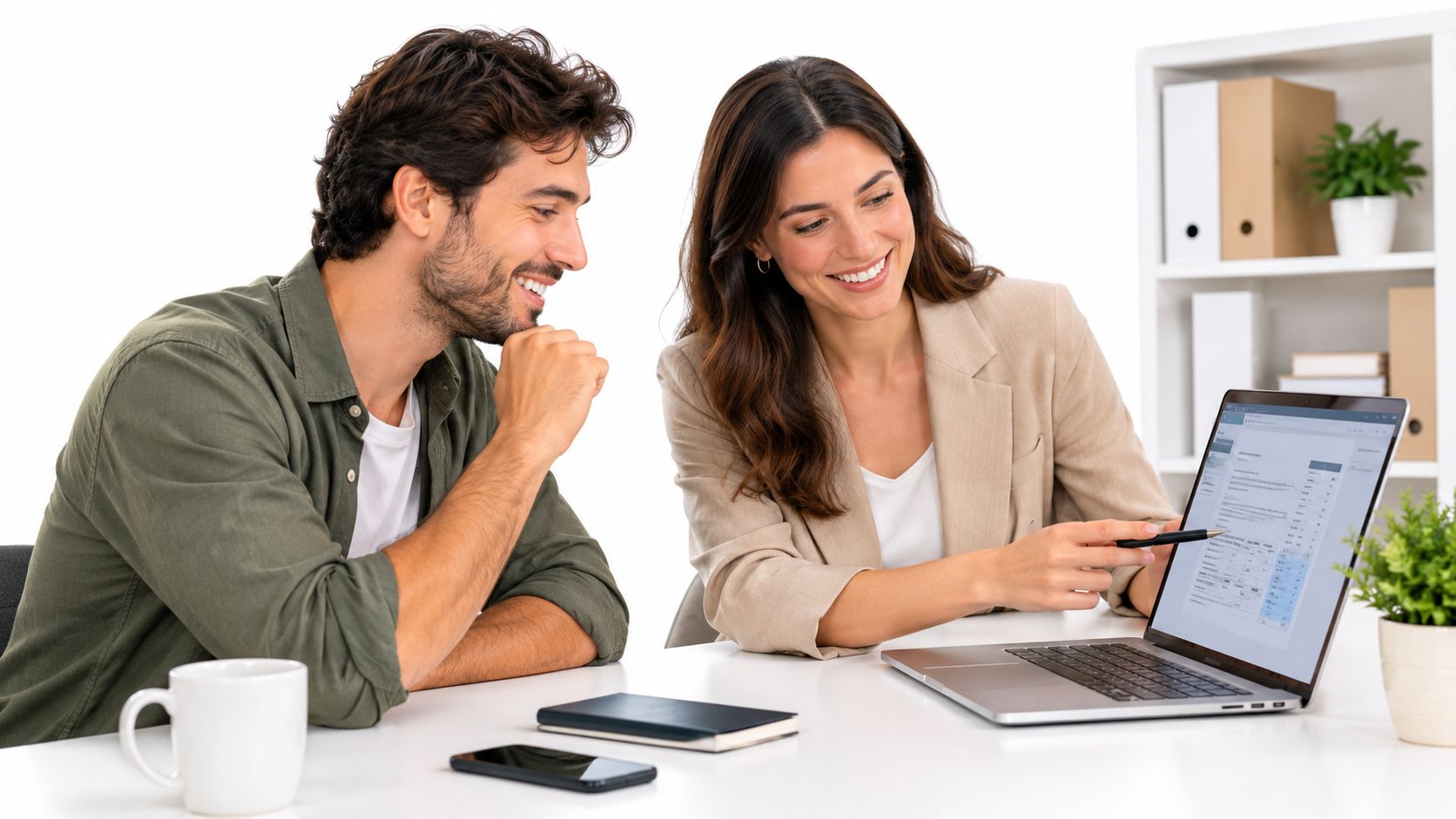 Una asesora financiera mostrando documentos digitales en una laptop a un cliente sonriente en su oficina