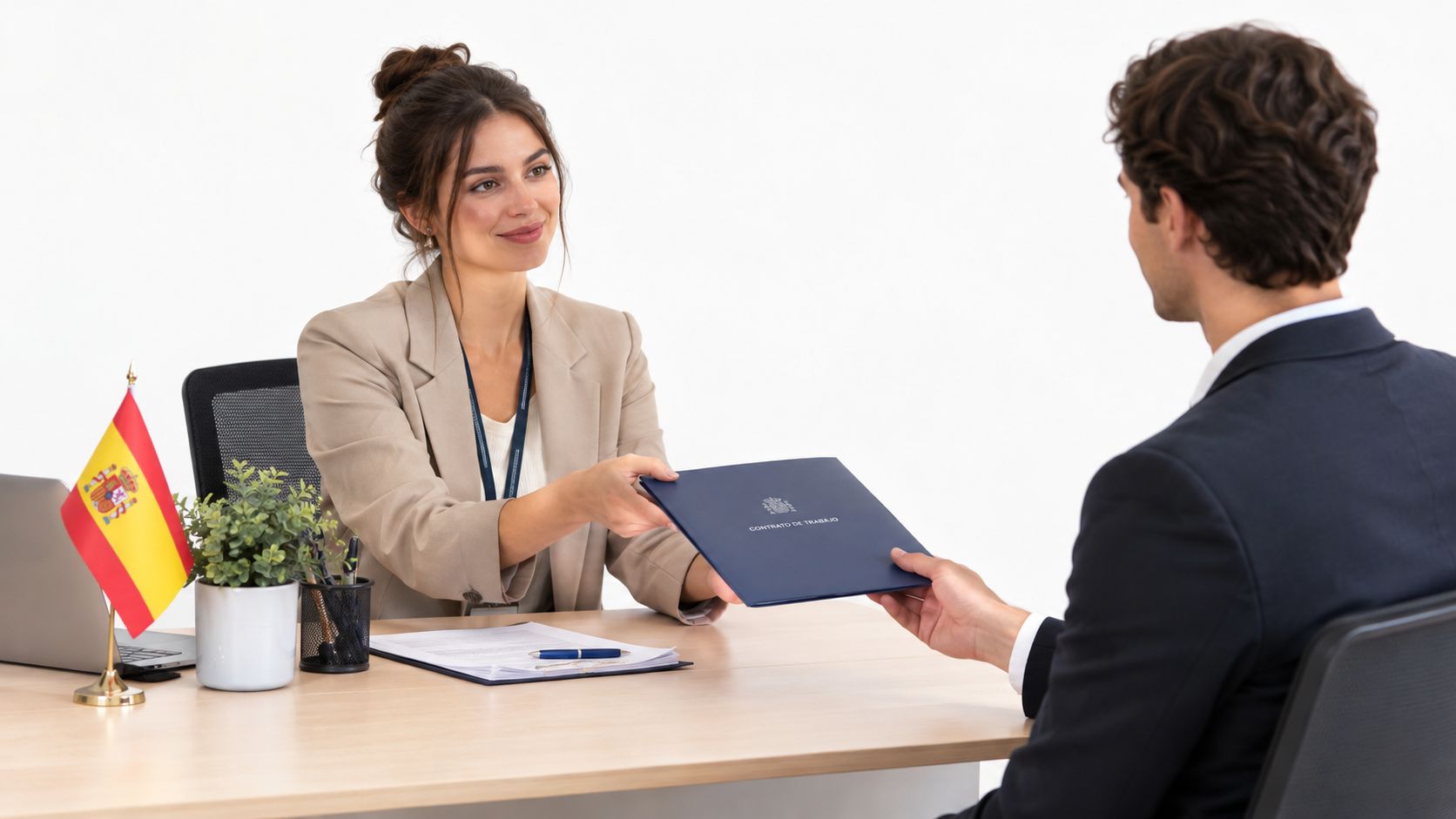 Una mujer con traje entrega un contrato de trabajo azul a un hombre en una oficina profesional