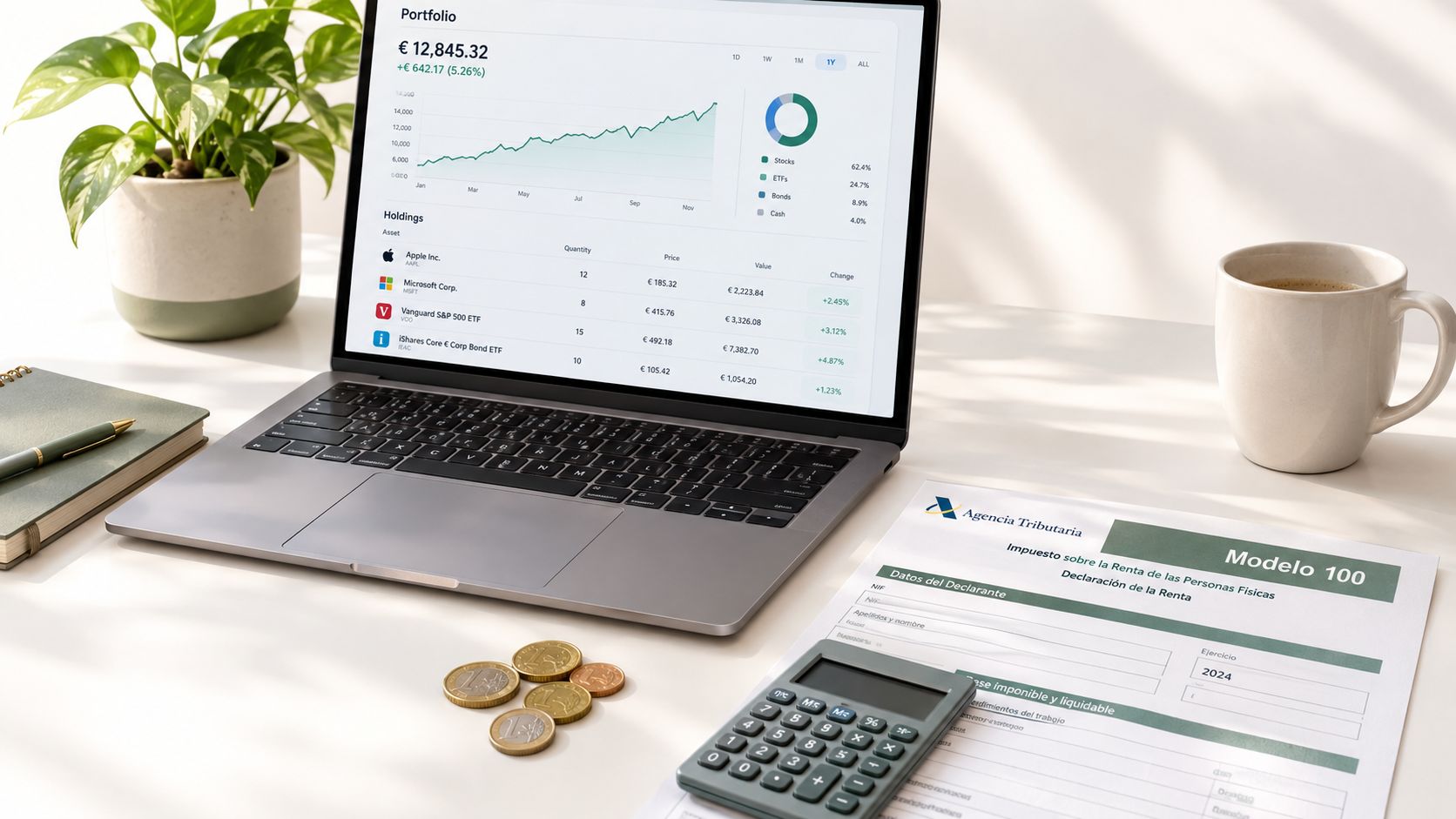 Ordenador portátil mostrando una cartera de inversiones junto a un formulario de impuestos, calculadora y monedas.