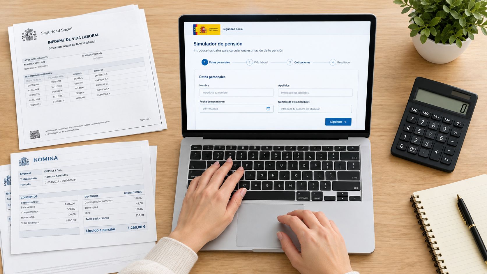 Una persona utiliza una laptop para calcular su pensión en un sitio web del gobierno español.