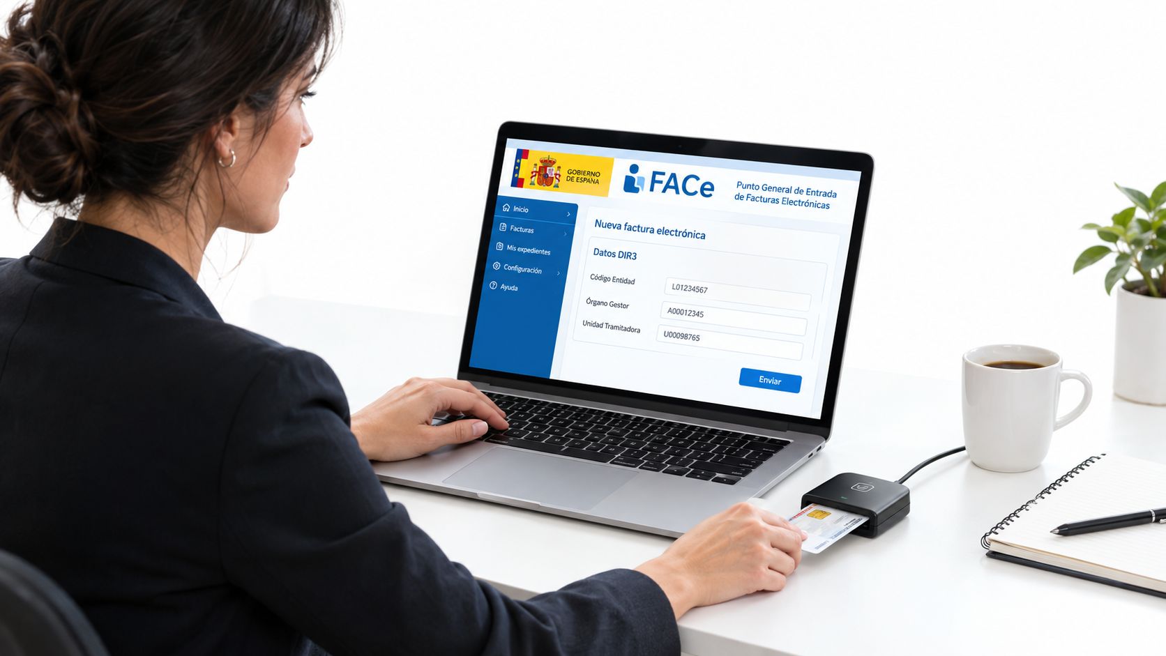 Mujer trabajando en una oficina presentando una factura electrónica en el sitio web oficial del gobierno español.