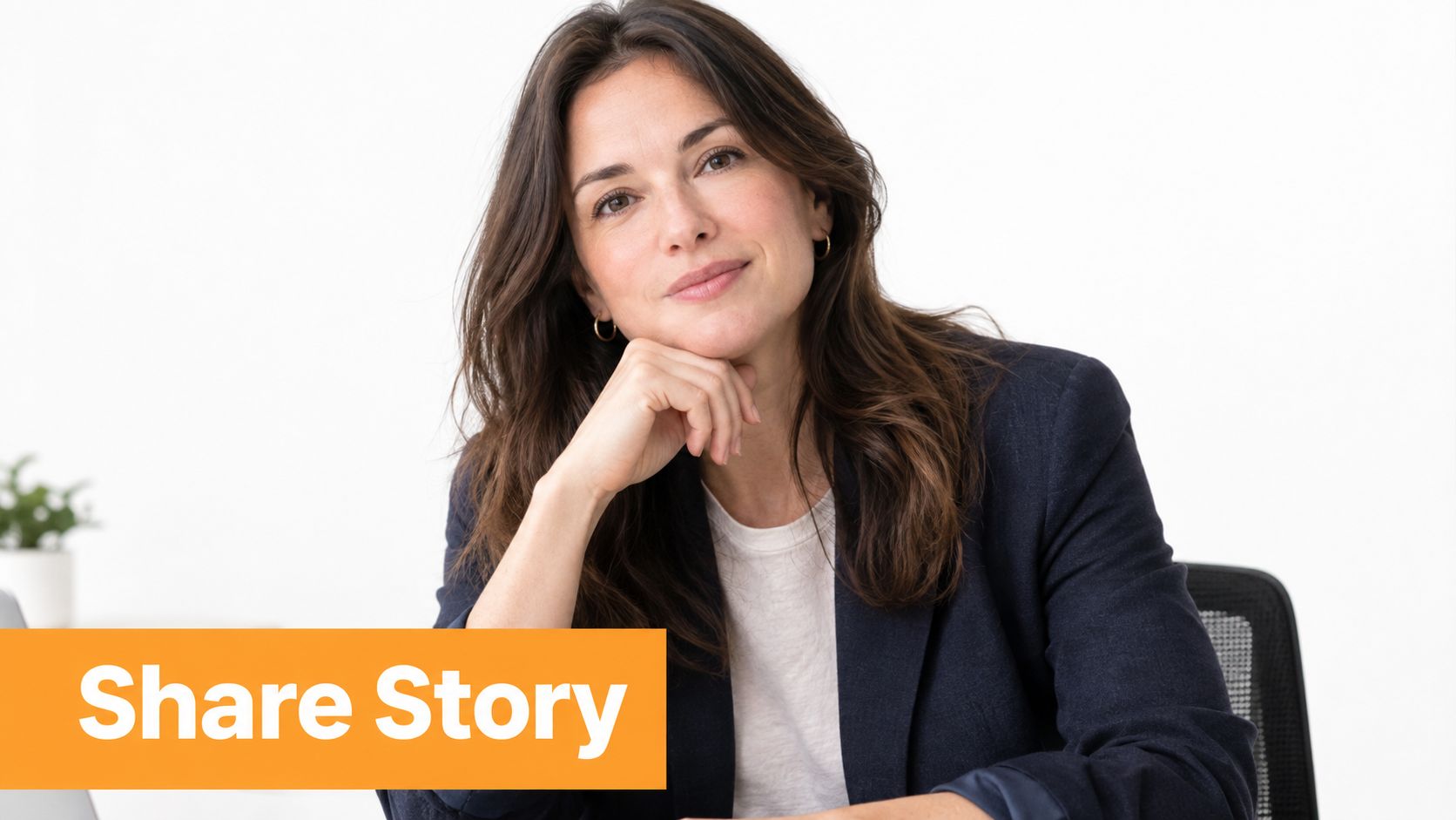 Una mujer profesional con blazer oscuro sentada en un escritorio con una superposición gráfica de Share Story.