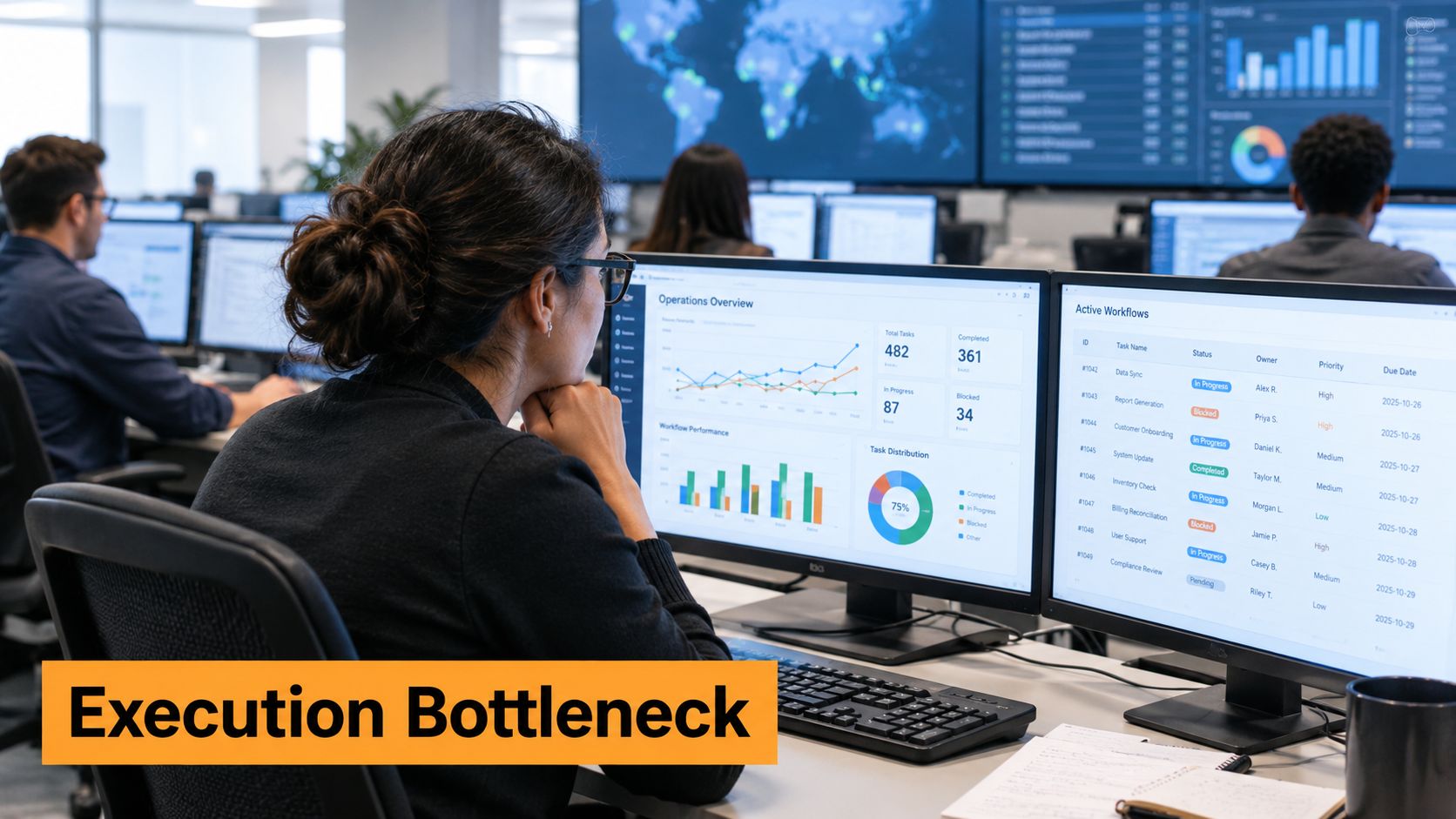 Un professionista al computer in un ufficio moderno con dashboard di dati visibili sugli schermi.