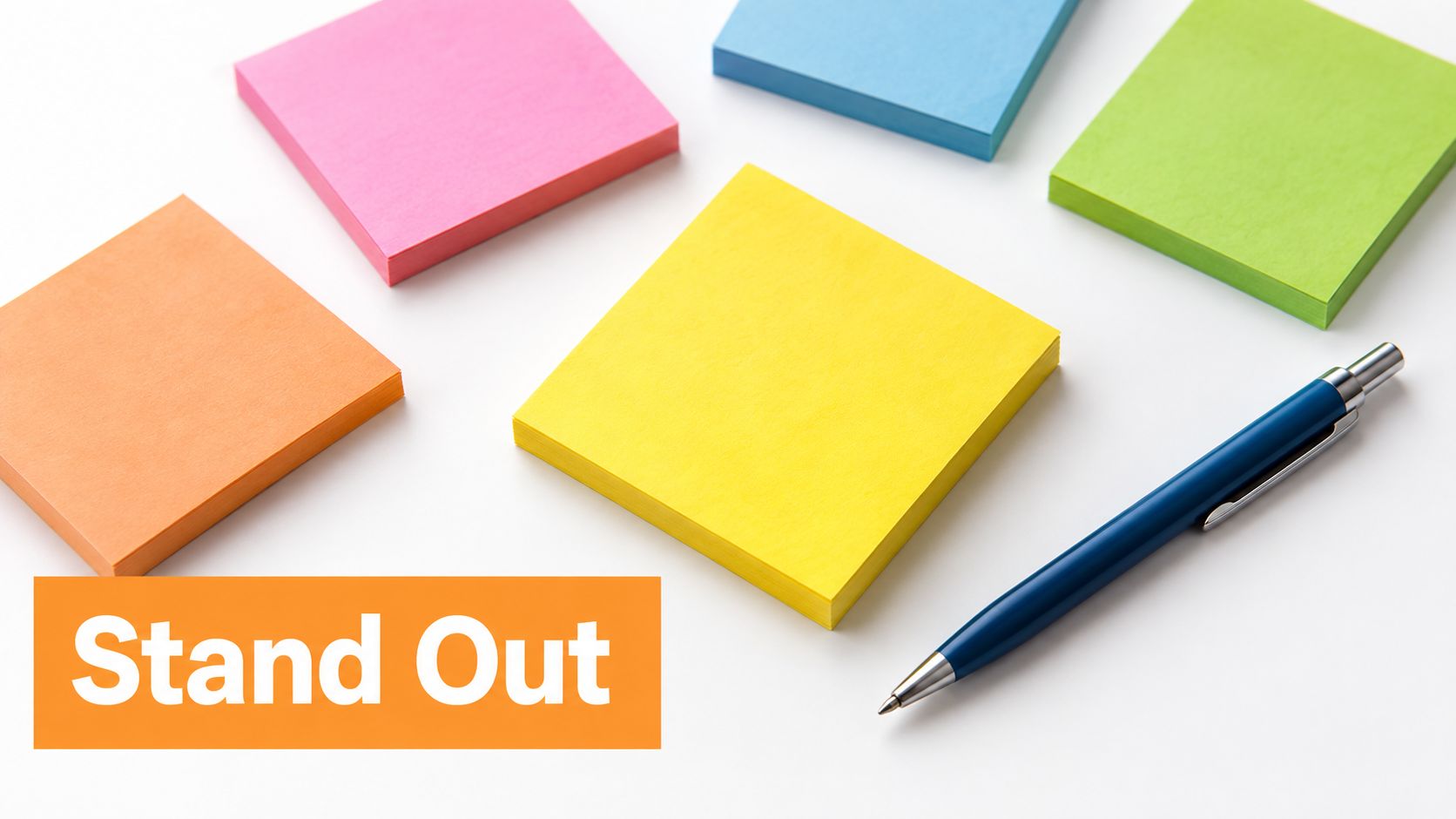 Un ensemble de post-it colorés disposés sur un fond blanc avec un stylo bleu à proximité.