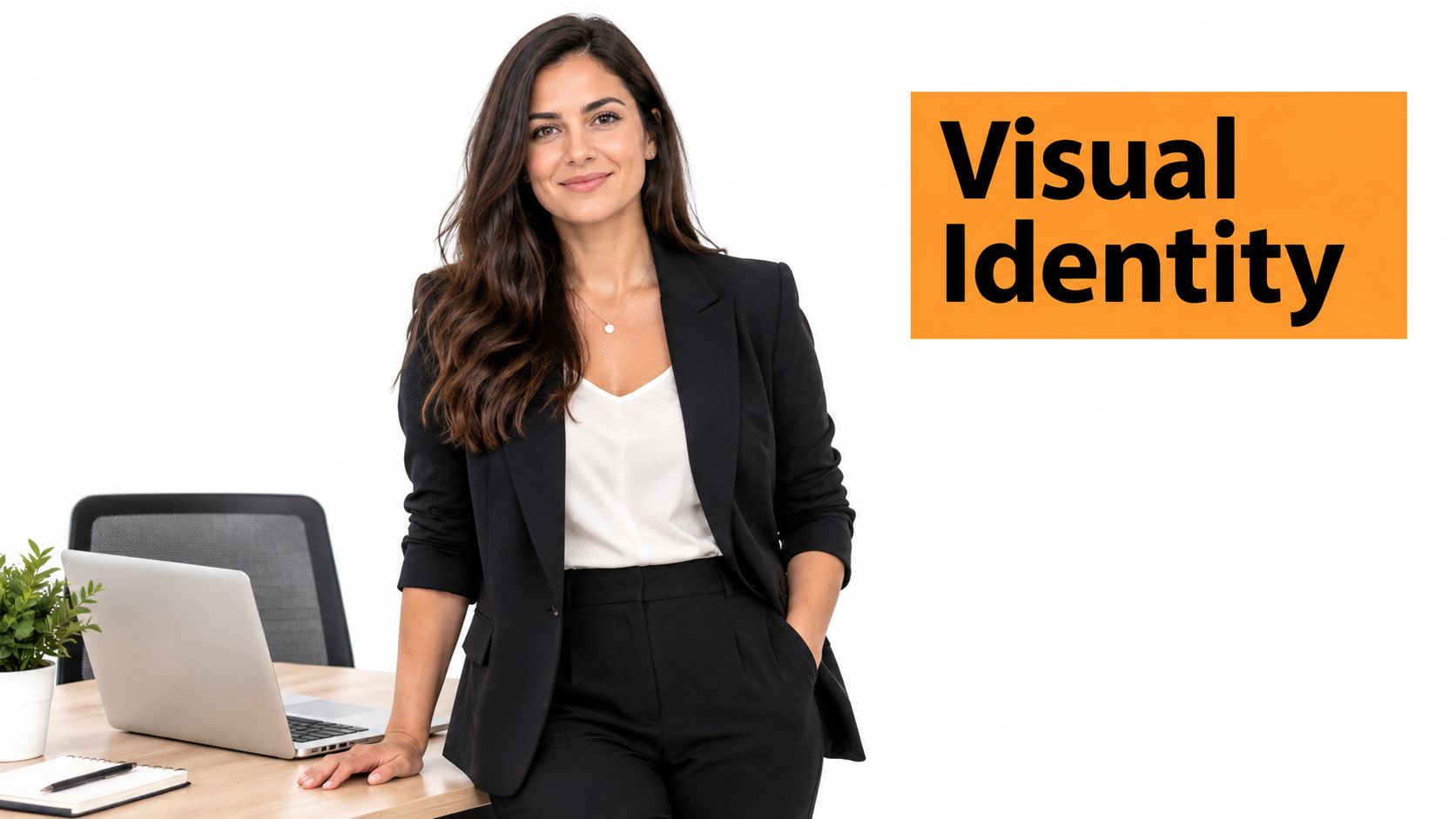 En professionel kvinde i sort business-suit, der læner sig op ad et skrivebord med en bærbar computer.