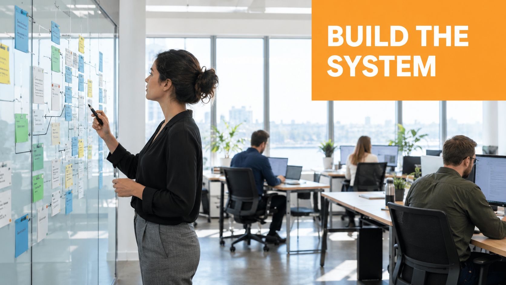 Een zakenvrouw die een project plant op een glazen whiteboard in een moderne, open kantooromgeving.