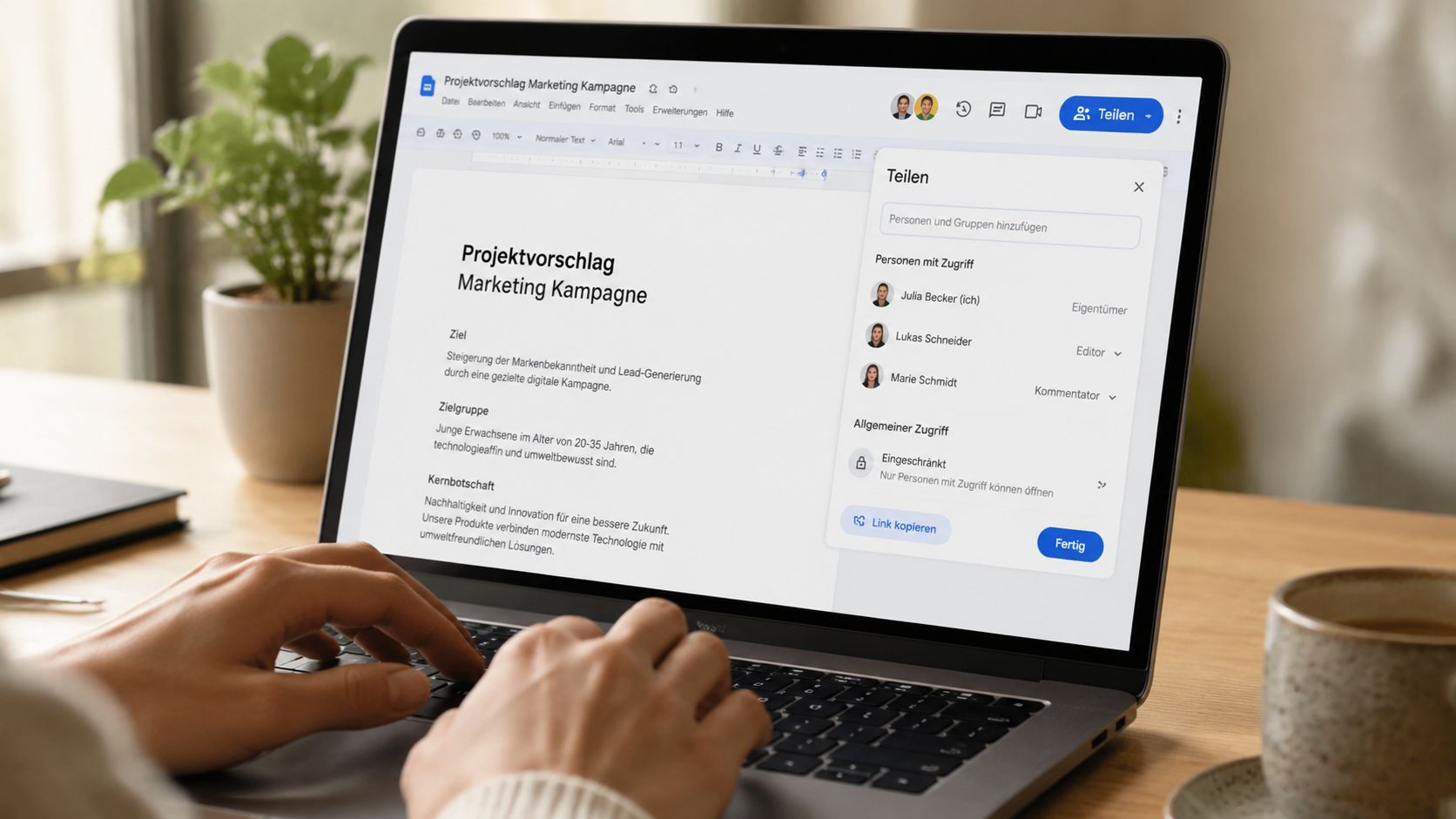 Eine Person bearbeitet ein Google Docs Dokument für eine Marketing-Kampagne auf ihrem Laptop in einem Büro.