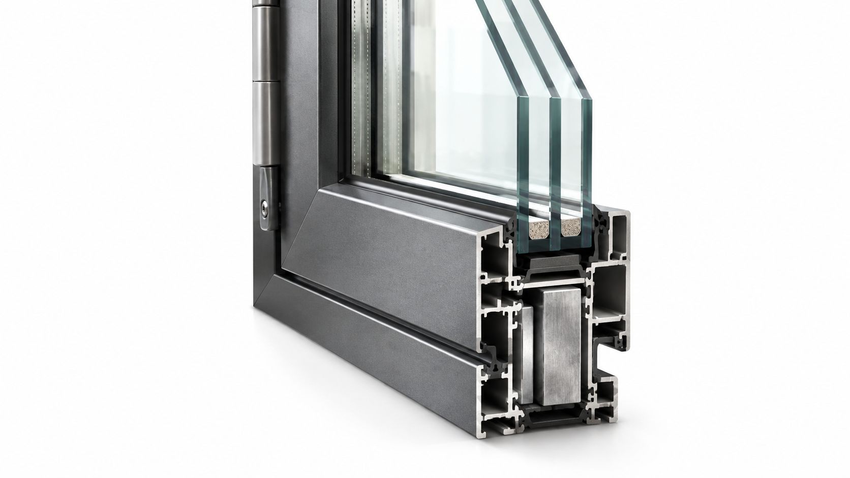 Coupe transversale d'un profilé de fenêtre triple vitrage en aluminium renforcé avec charnière visible robuste.