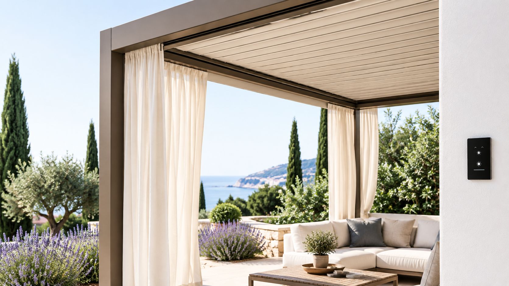 Une pergola bioclimatique moderne avec des rideaux élégants sur une terrasse ensoleillée face à la mer méditerranée.