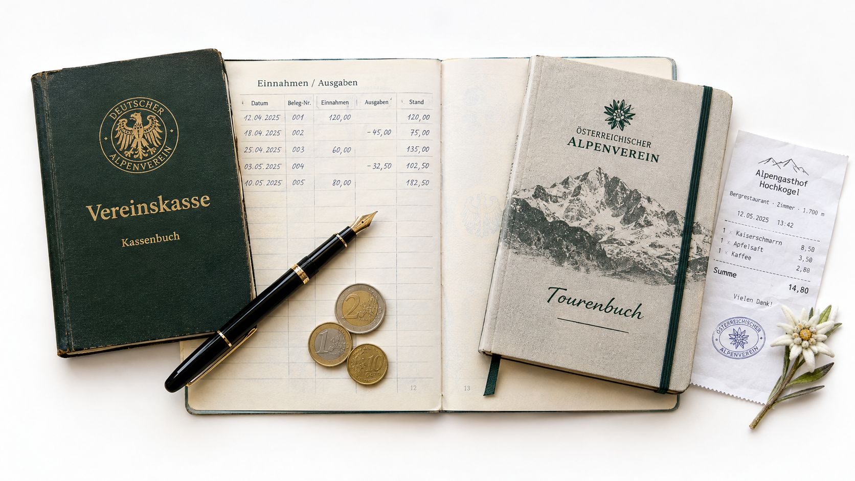 Zwei Kassenbücher für Vereine liegen zusammen mit einem Stift, Münzen und einem Kassenbon auf einem weißen Hintergrund.