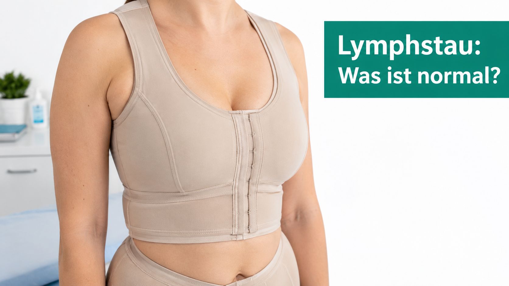 Eine Frau trägt ein beiges Kompressionsmieder nach einer Operation zur Unterstützung der Heilung bei einem Lymphstau.