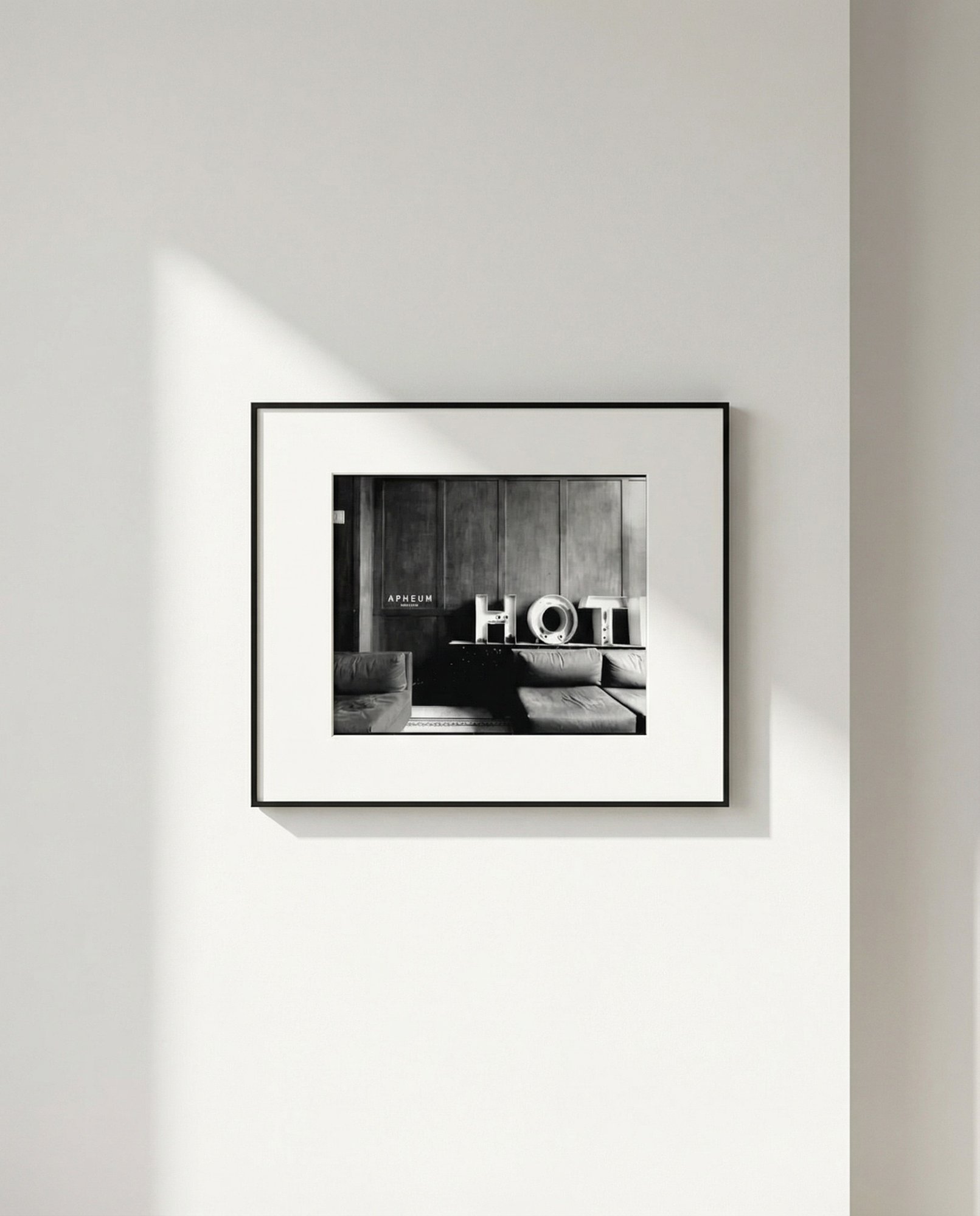 Vollständig sichtbarer APHEUM Frame mit Schwarzweiß-Fotografie an einer hellen Wand im Tageslicht.
