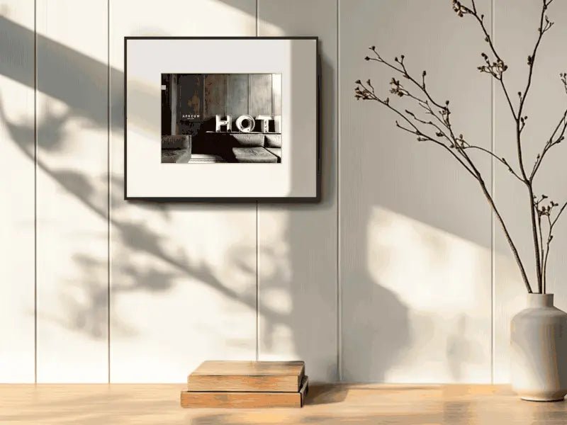 APHEUM Frame M mit Schwarzweiß-Fotografie an einer hellen Wand über einem Sideboard.