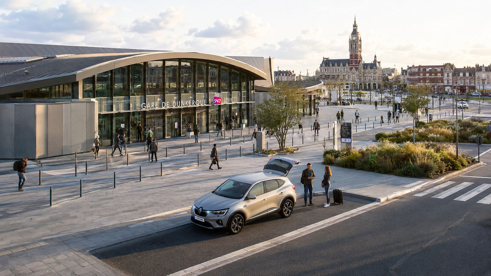 Une voiture Renault devant la gare de Dunkerque avec des passagers chargeant des bagages dans le coffre.