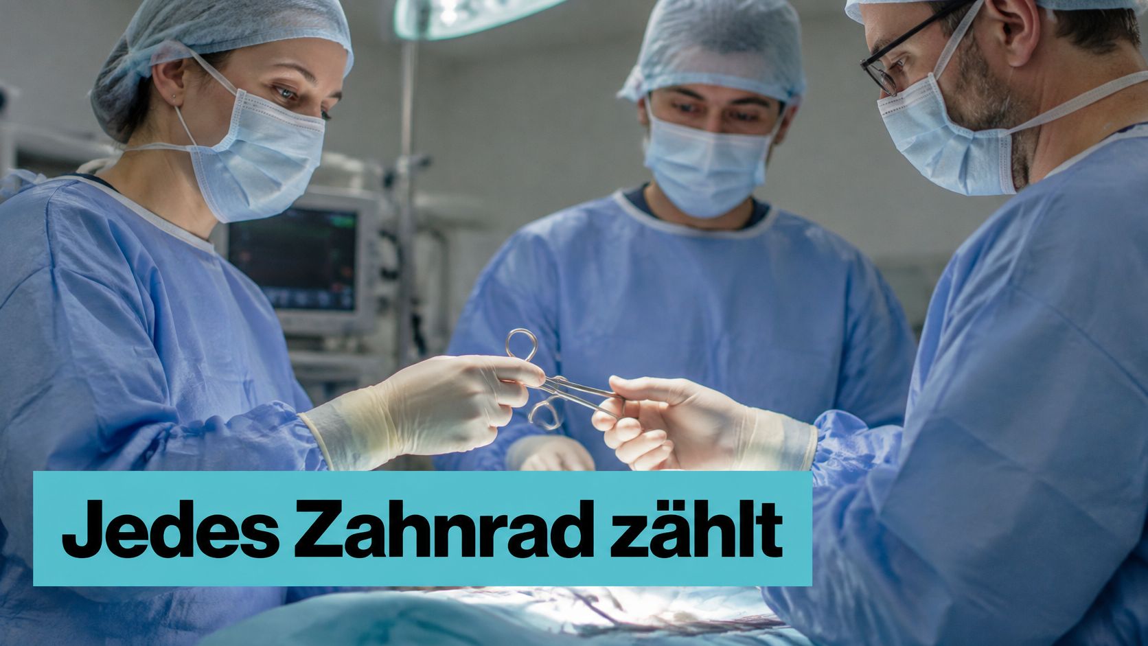 Ein Ärzteteam bei einer Operation im Krankenhaus mit dem Text Jedes Zahnrad zählt im Vordergrund.