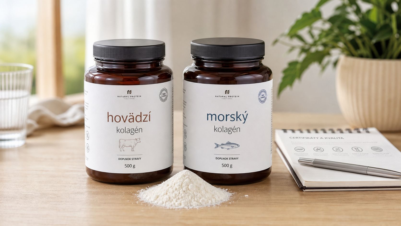 Dve balenia kolagénových doplnkov stravy, hovädzí a morský kolagén, s práškom na drevenom stole s perom a zápisníkom.
