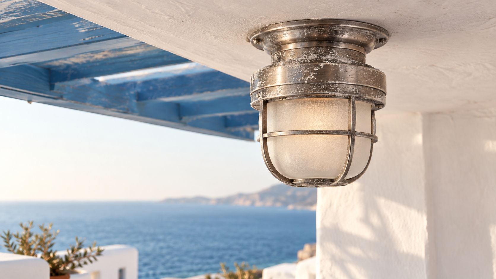 Κομψό φωτιστικό οροφής εξωτερικού χώρου με ναυτικό στυλ, τοποθετημένο σε βεράντα με θέα τη θάλασσα και το απέραντο γαλάζιο.