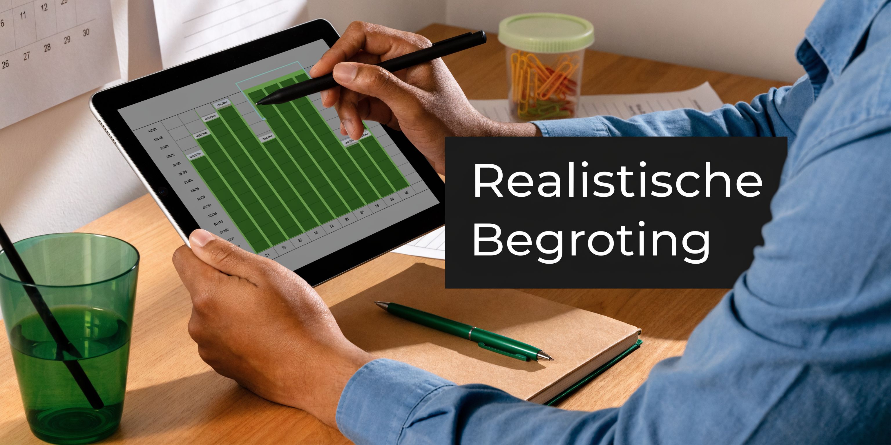 Een persoon bekijkt een grafiek op een tablet om een realistische begroting voor een webshop op te stellen.