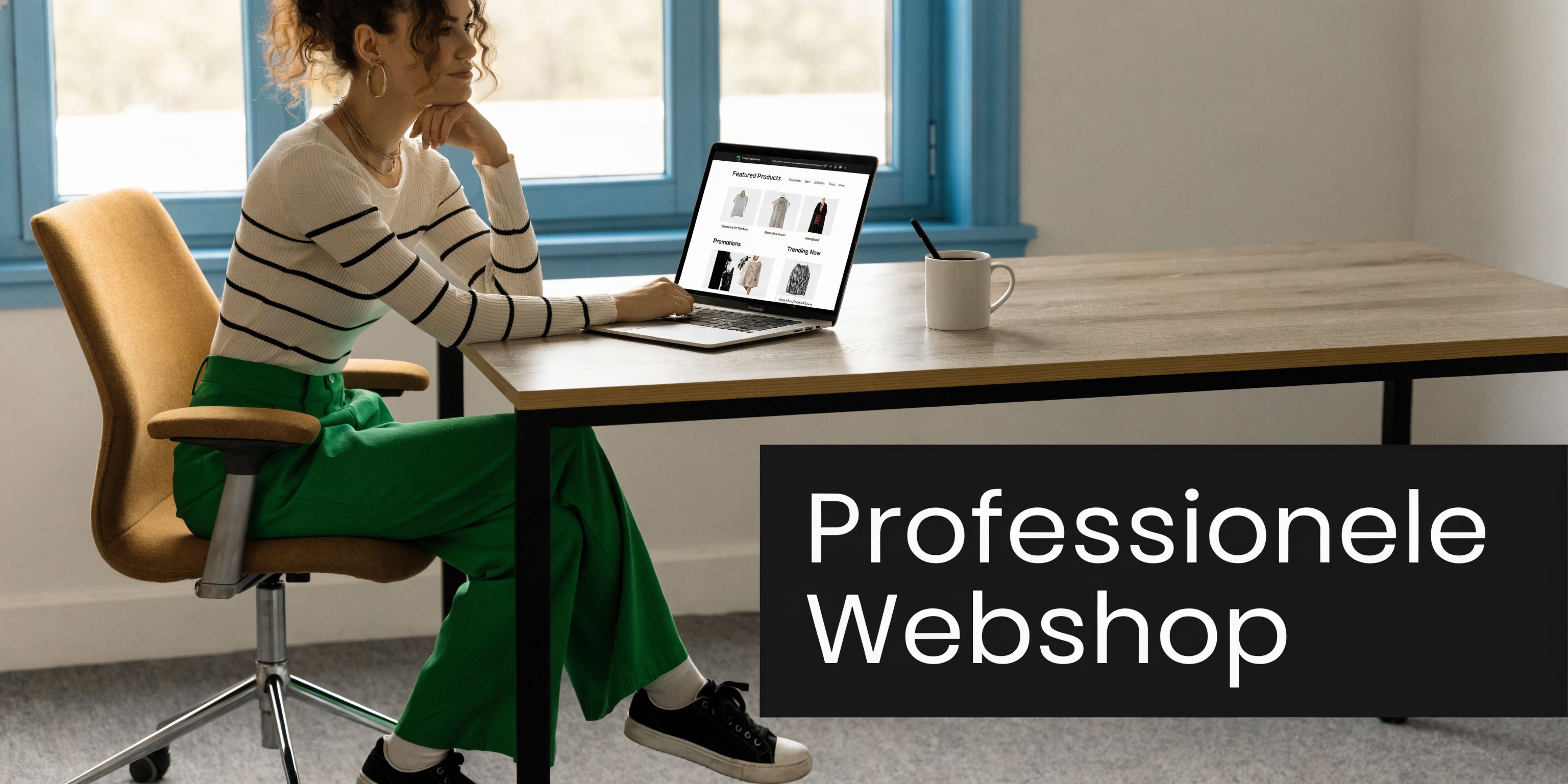 Een vrouw werkt aan een laptop op een houten bureau in een modern ingericht licht kantoor.
