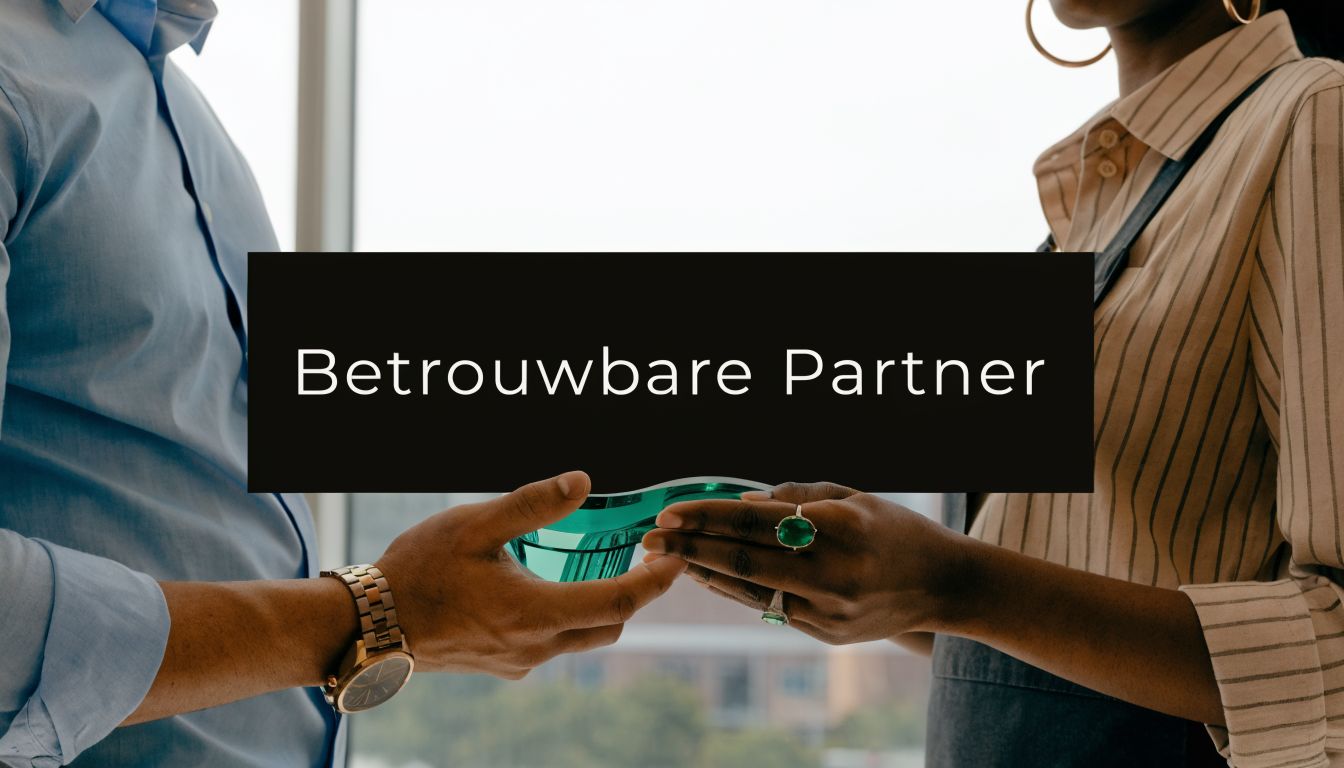 Twee zakelijke partners die samenwerken en een transparant object vasthouden voor een betrouwbare zakelijke samenwerking.
